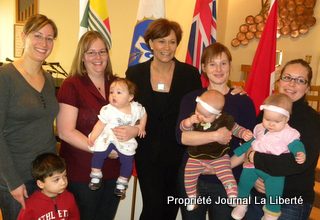 Theresa Oswald et des jeunes résidants Theresa Oswald et des jeunes résidants