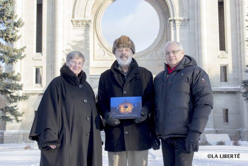 De gauche à droite : Joanne Therrien, Étienne Gaboury, et Michel Grandmaison, présentent le livre La Cathédrale de Saint-Boniface.