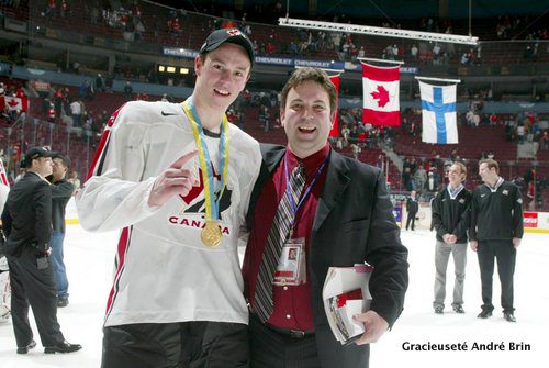 Rencontre en 2006 entre le joueur Jonathan Toews (à gauche) et André Brin, alors qu’il travaillait pour Hockey Canada.