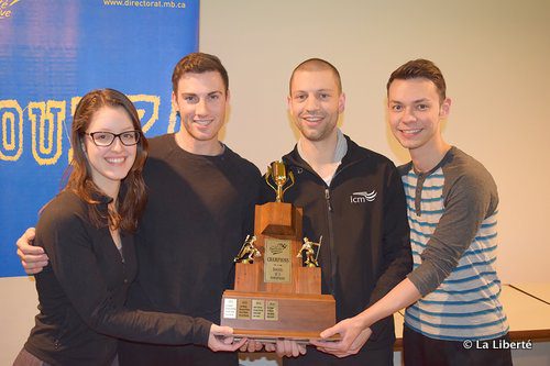 Les joueurs de l’équipe Touchette (Caroline Touchette, Craig Ross, Robert Daudet et Liam Green) savourent leur victoire au Bonspiel de la francophonie.