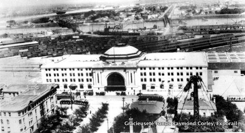 La gare de Winnipeg, avec Saint-Boniface en fond, prise en 1910 au moment où la ville était un noeud névralgique de l’entretien des machines ferroviaires.