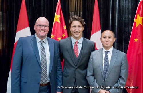 Marché conclu à Shanghai : Claude Vielfaure, le président de HyLife, accompagné du Premier ministre Justin Trudeau et de Clark Meng, gérant du développement des produits chez JD.com.
