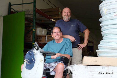 Paul Vielfaure (assis) et Farrel Rempel, deux des trois copropriétaires de La Broquerie Lumber, dans la nouvelle quincaillerie de l’entreprise.