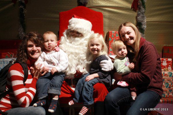 De gauche à droite, Marie-Anne Beaudette, Pierrot Dallaire, le père Noël, Élodie Parent, Zoé Parent et Renelle Allard-Parent.