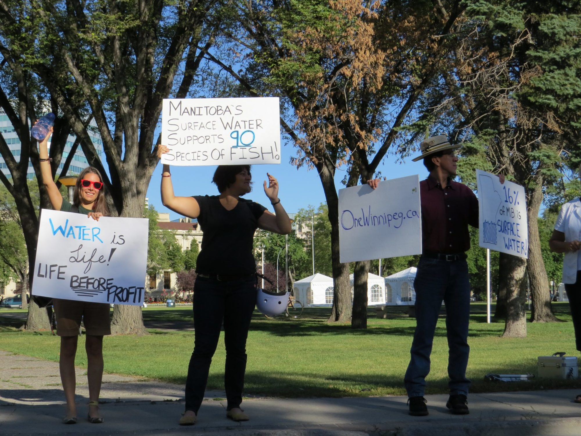 Cet été, quelques dizaines de personnes se sont rassemblées chaque mercredi vers 17 h, au Parc Memorial. Face à la rue Osborne, ils brandissent des pancartes pour alerter les automobilistes des dangers qui pèsent sur l'eau potable au Manitoba.