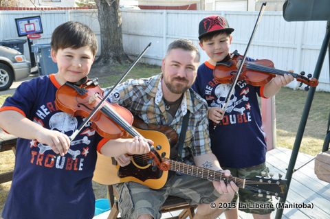 De gauche à droite, Luc Wrigley, son père Rob et son frère jumeau Aidan, qui buskent à La Fourche depuis que les deux garçons ont six ans.