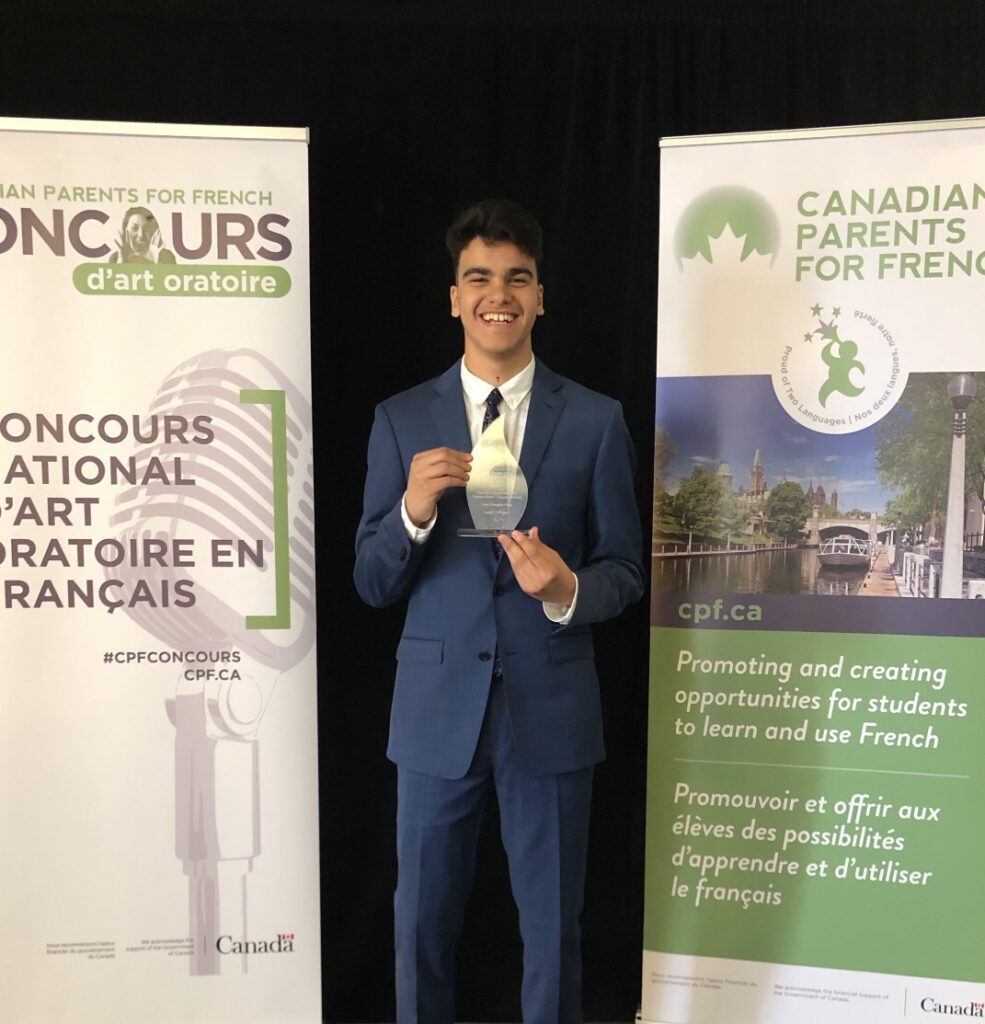 Photo : Sur les traces de sa grande sœur Lara, Mohamed Elnagary a remporté la médaille d’or du Concours national d’art oratoire organisé par Canadian Parents for French, dans la catégorie immersion tardive. Photo : Gracieuseté Xavier Champagne