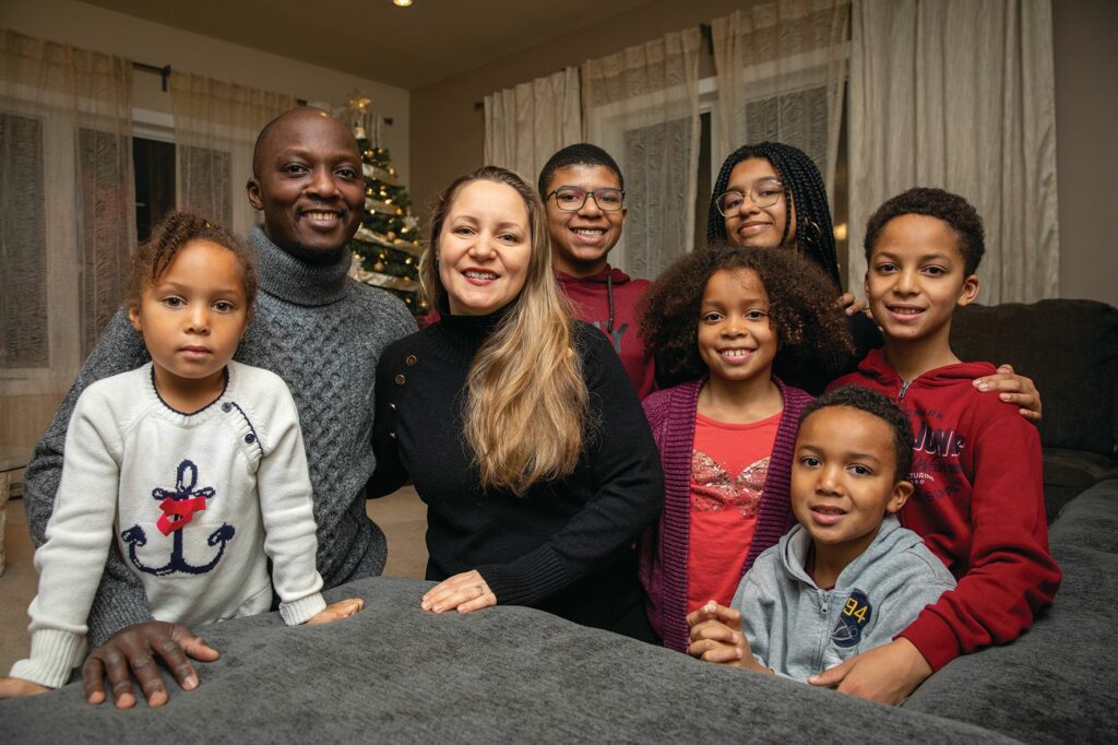 De gauche à droite : Ophélie Agossa (4 ans), Wilgis Agossa, Sophie Freynet-Agossa, Lucas Agossa (13 ans), Eva Agossa (15 ans), Marie-Rose Agossa (9 ans), Emmanuel Agossa (11 ans) et Mathéo Agossa (6 ans). photo : Marta Guerrero
