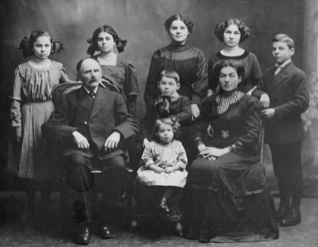 La famille Roy en janvier 1912. À l’avant de gauche à droite : Léon (le père), Gabrielle, Germain et Mélina (la mère). À l’arrière : Bernadette, Clémence, Adèle, Anna et Rodolphe. Photo : Gracieuseté Archives de la SHSB, Fonds Marie-Anna Roy, SHSB49298