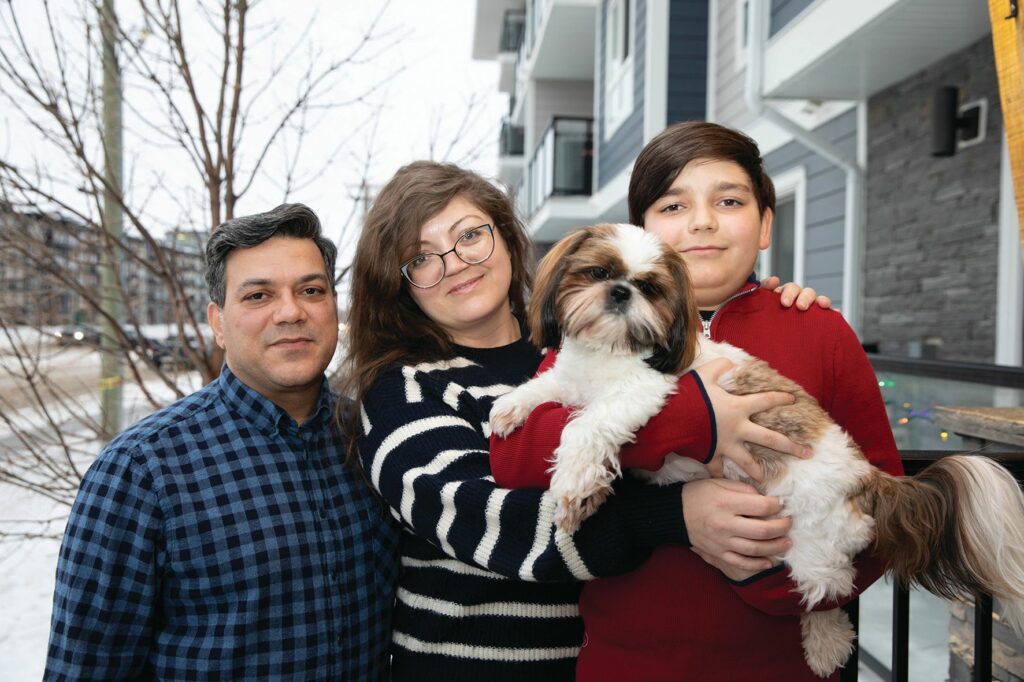 Ehsan Farid, Kseniia Chystiakova, leur fils Iliia Farid et leur chienne : Camilla. Photo : Marta Guerrero
