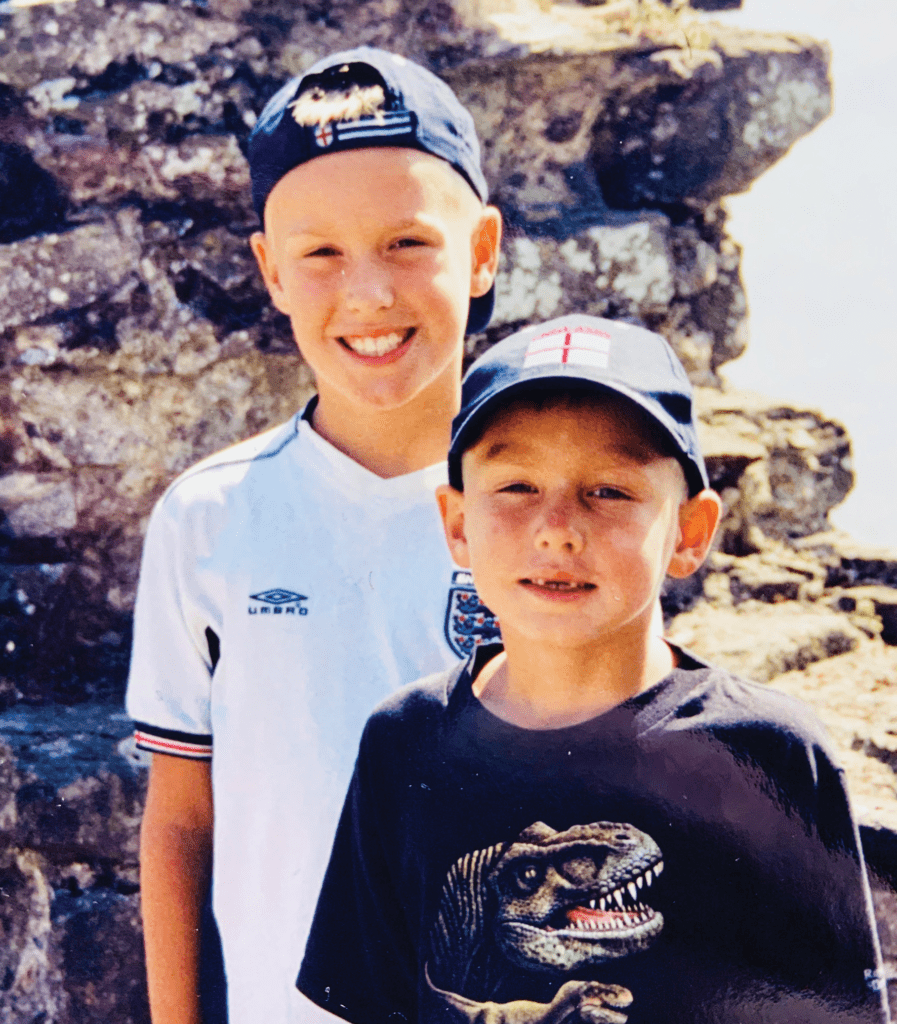 Derrek et Josh Bentley, lors d’un voyage de famille en Angleterre, autour de 2001.