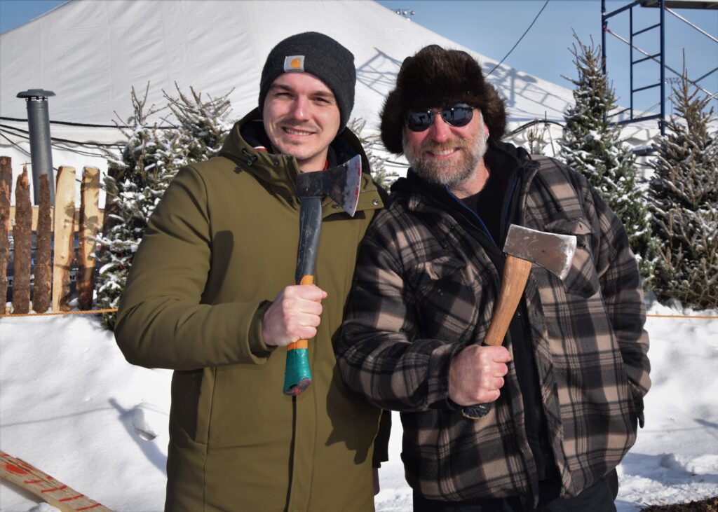 Notre journaliste Hugo Beaucamp a appris à lancer des haches auprès de Kyle Anderson. Photo : Jean-Baptiste Gauthier 
