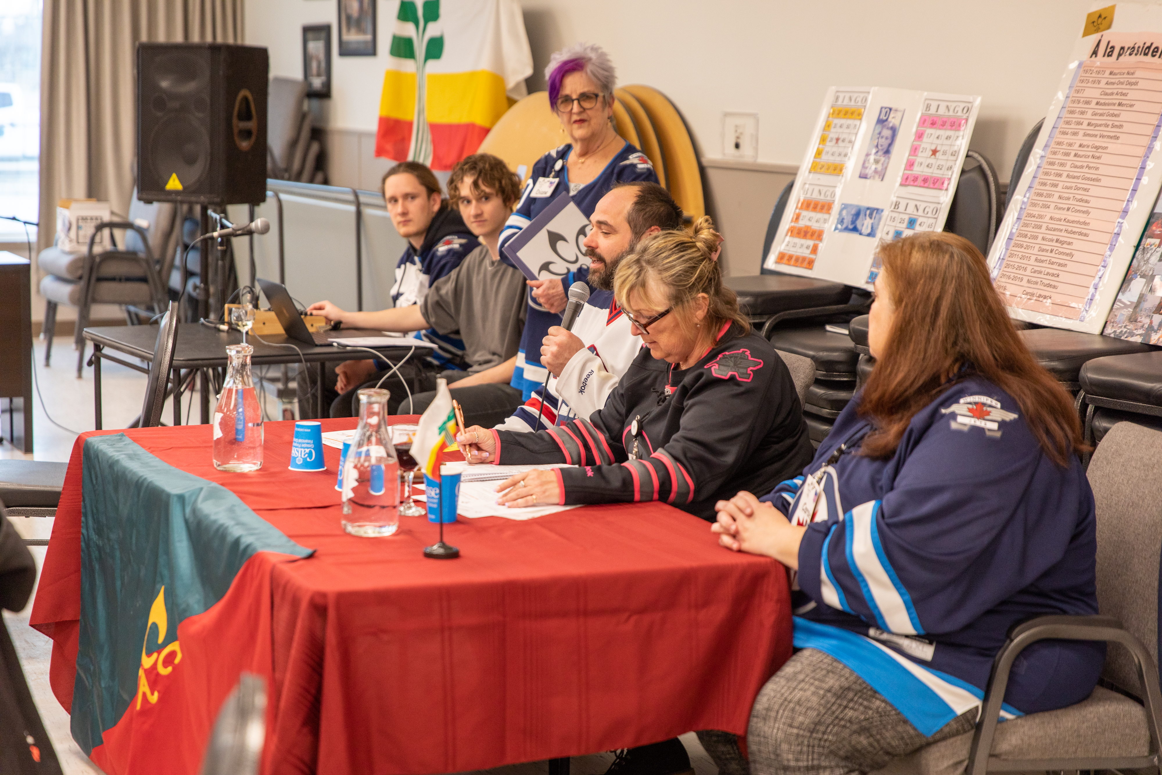 Les membres du CA portaient quasiment tous un maillot des jets. L'assemblée devait se terminer à temps pour aller voir le match. photo : Jonathan Semah