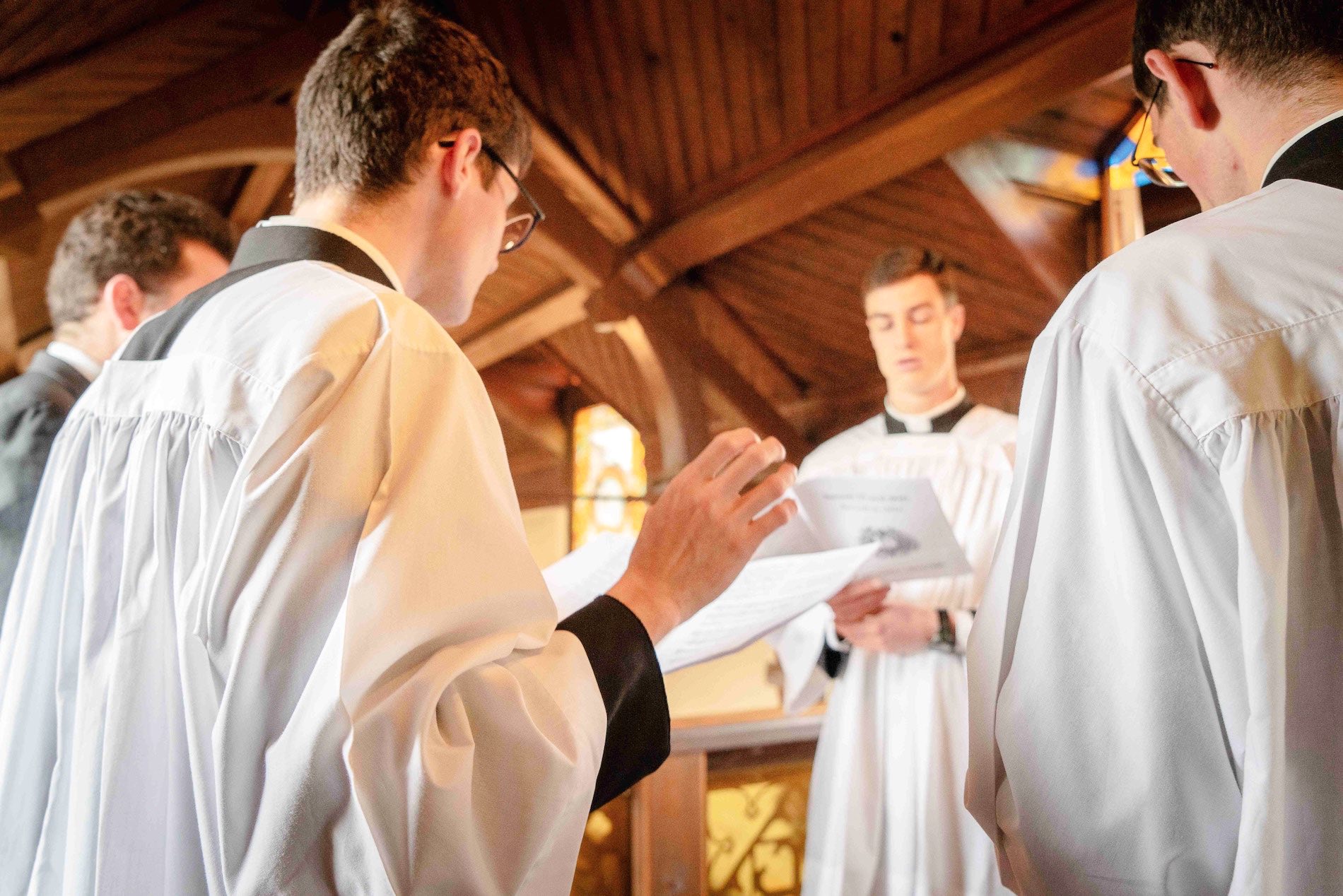 L’Église catholique en manque des prêtres francophones.