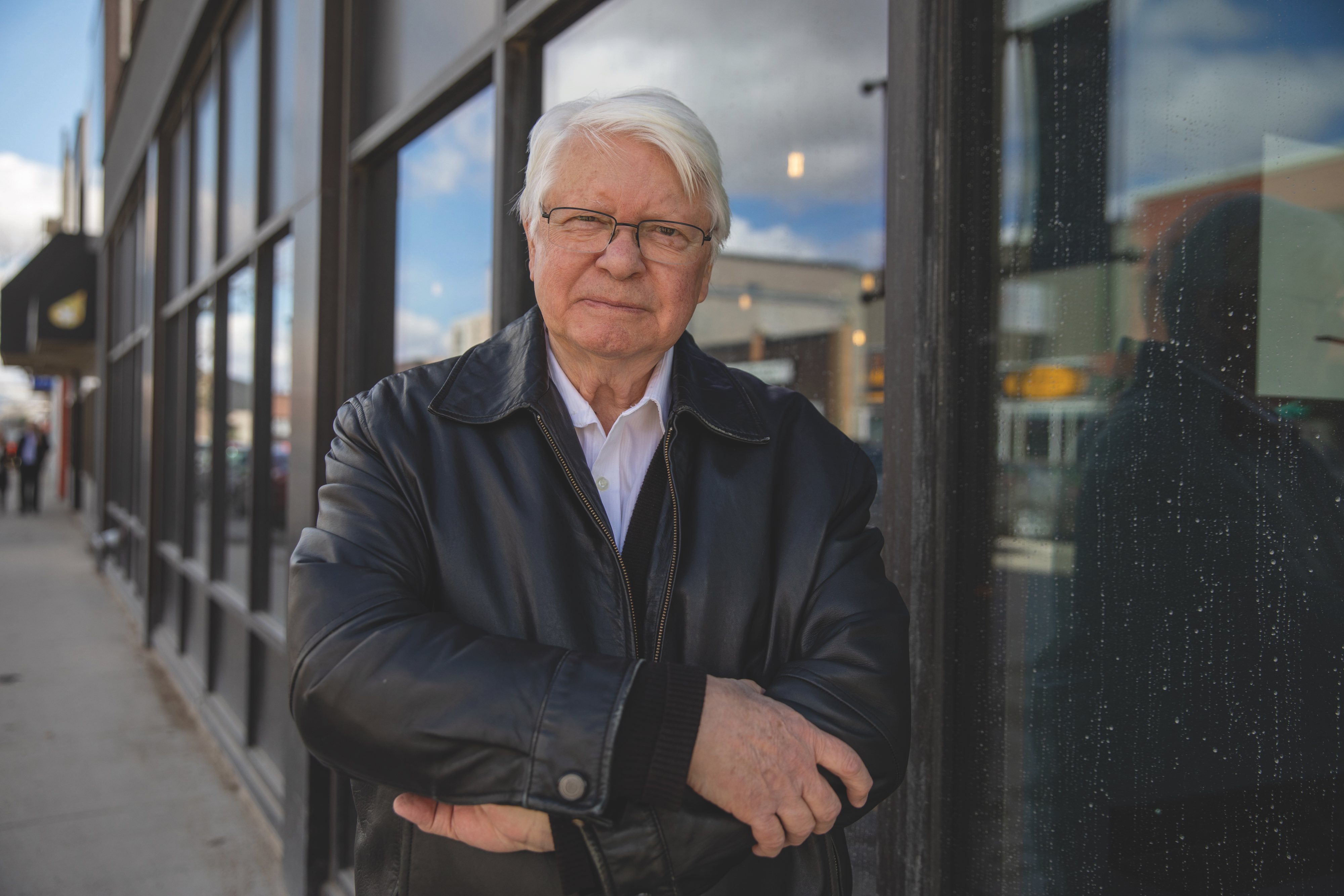 Raymond Hébert est membre de la Caisse depuis les années 1970. Il imagine d’autres solutions que la fusion, comme des ententes, pour ne pas sacrifier l’autonomie de l’organisme. (Photo : Marta Guerrero)