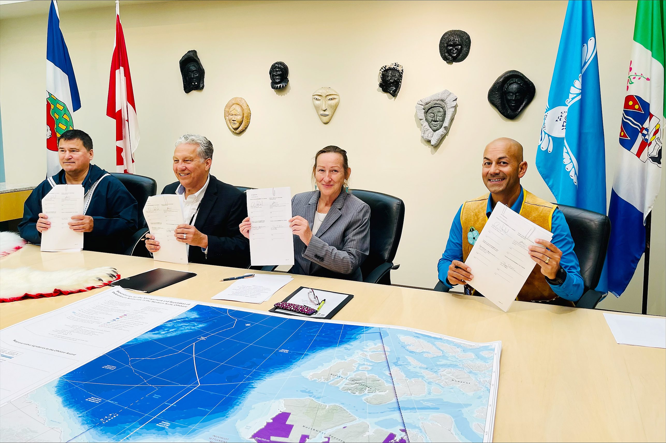 Les signataires de l’entente Tariuq : Duane Ningaqsiq Smith, Dan Vandal, Caroline Cochrane et Ranj Pillai. (Photo : Renée Francoeur)