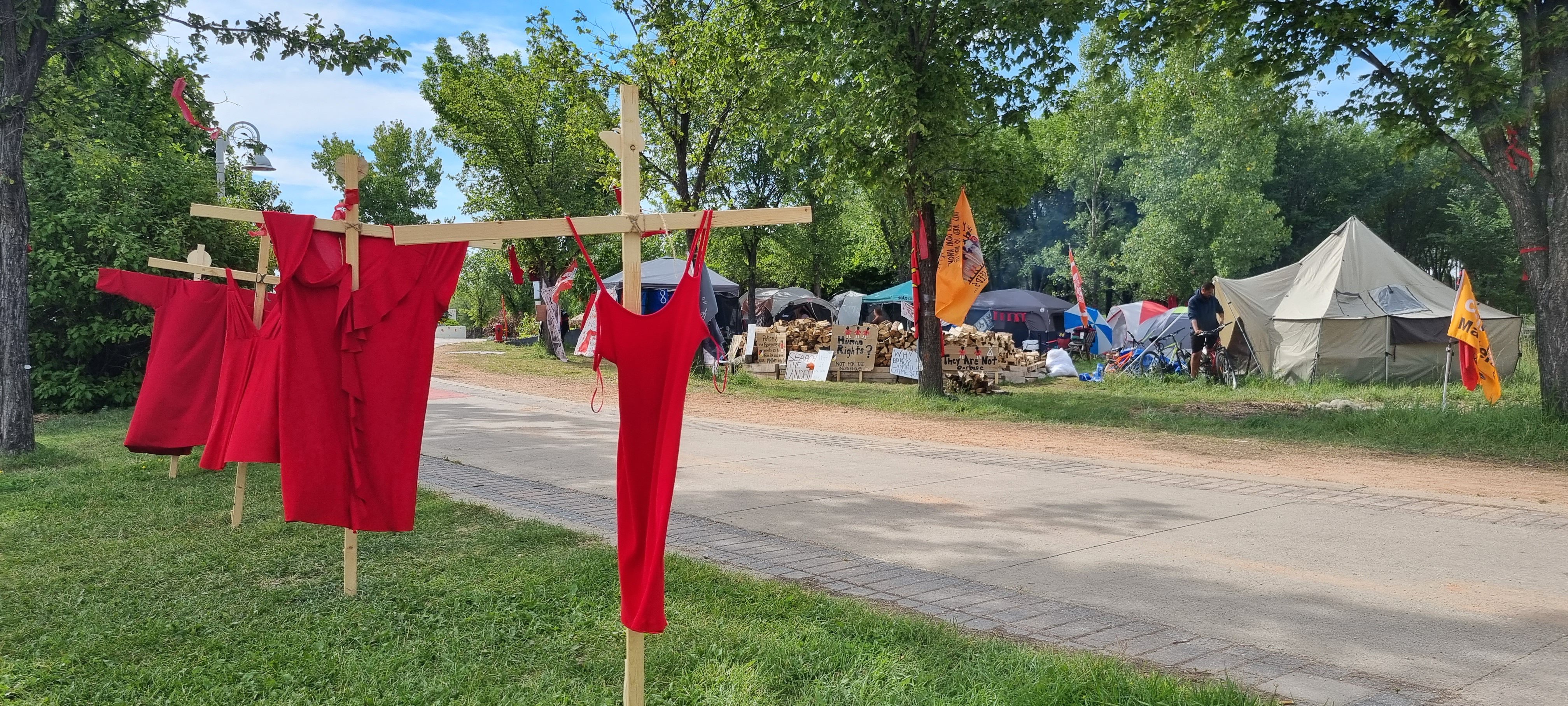 Des croix de bois ont été installées devant le campement. Photo : Hugo Beaucamp