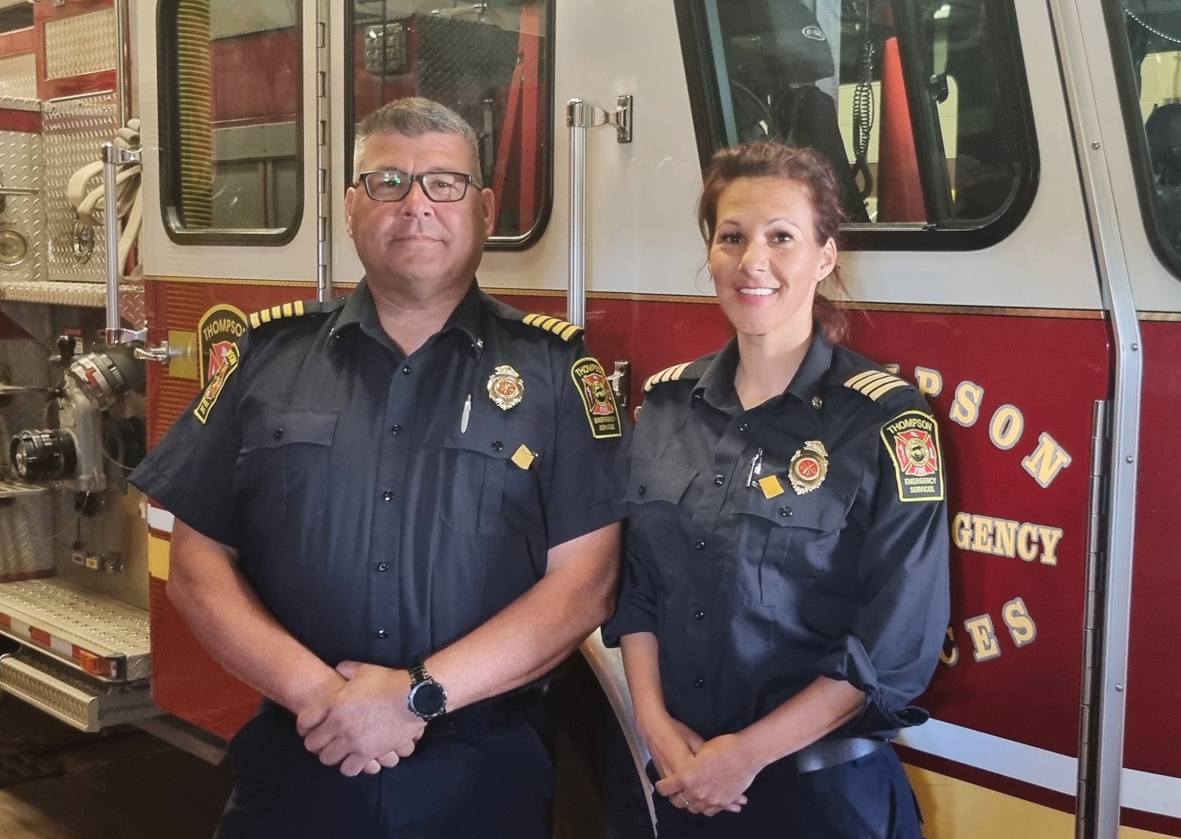 Steve Molloy, chef de service incendie de Thompson et Ashling Sweeny, cheffe adjointe.