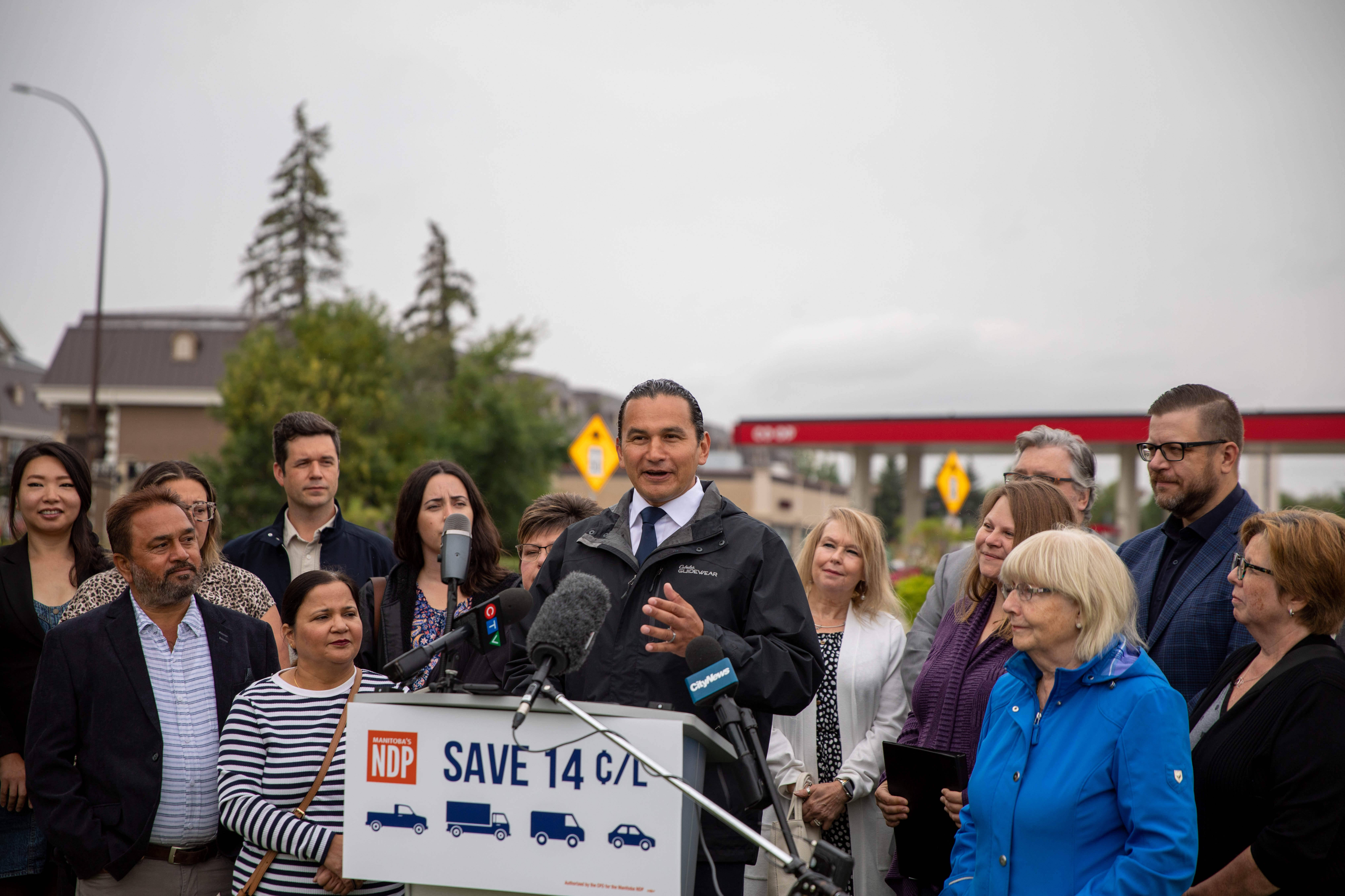 Wab Kinew promet de couper la taxe provinciale sur l'essence temporairement s'il est élu. (Photo : Raphaël Boutroy)