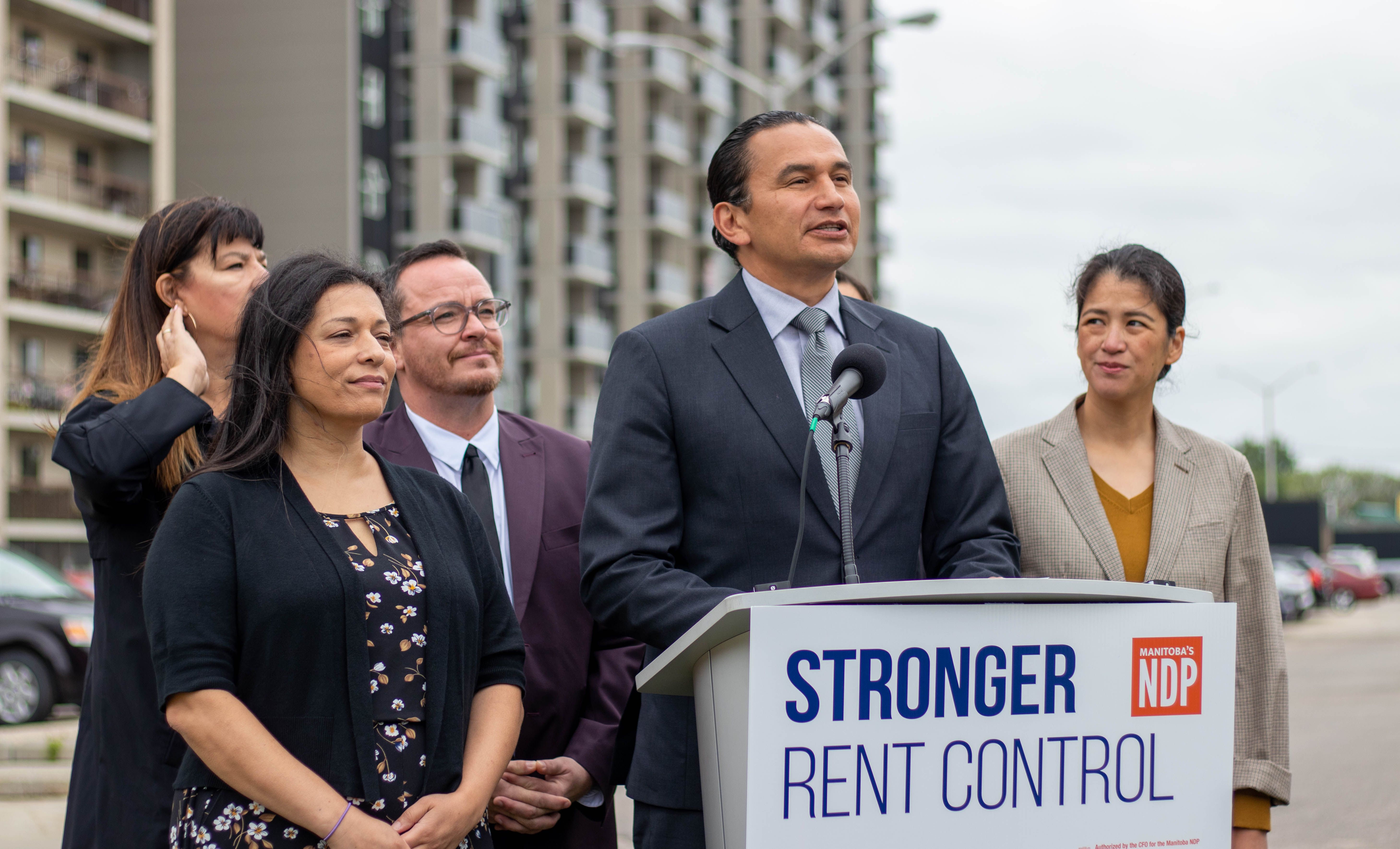 Wab Kinew veut établir des mesures pour mieux contrôler les augmentations de loyer au Manitoba. Photo : Raphaël Boutroy)