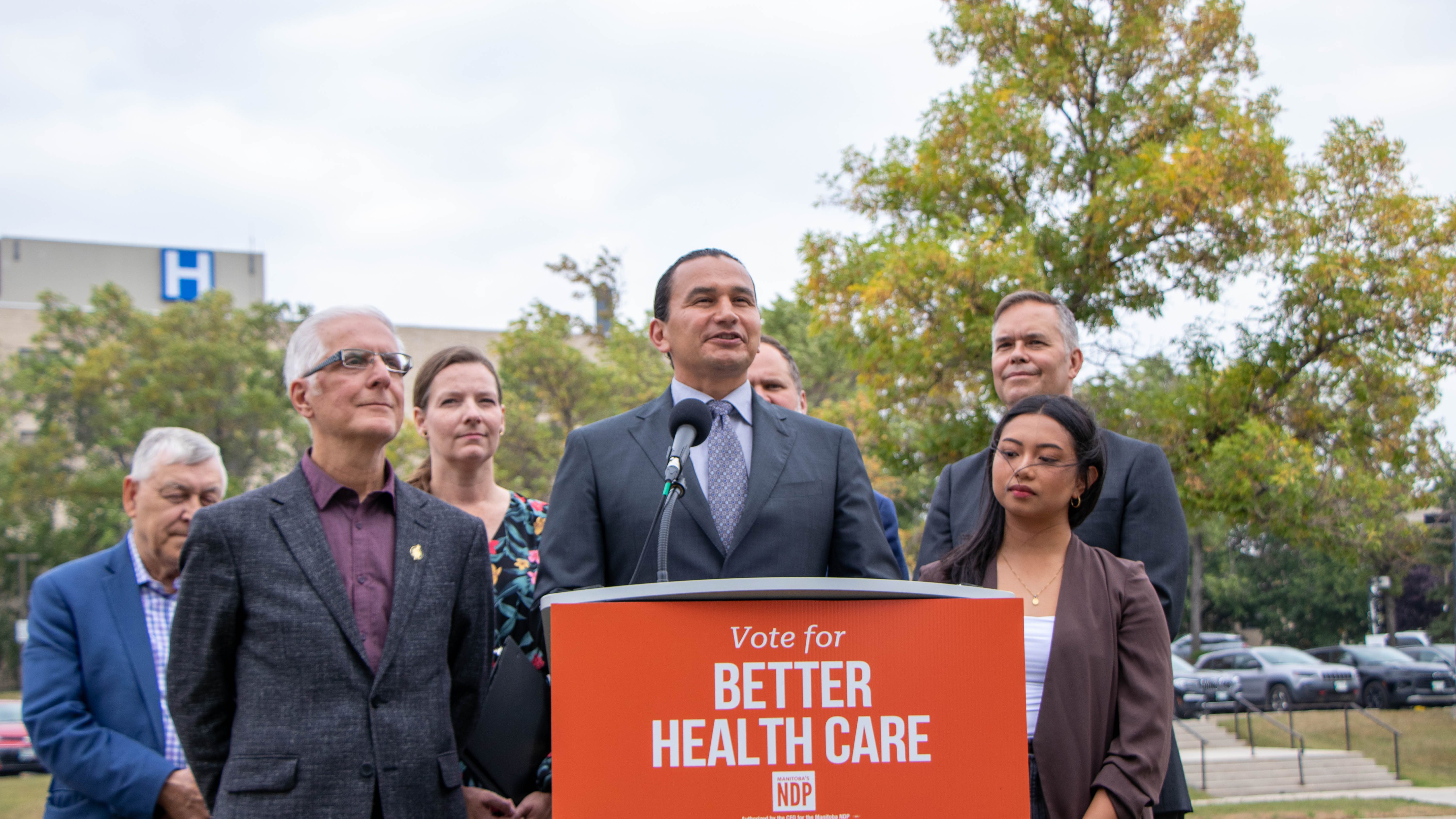 Wab Kinew le chef du NPD se prononce sur les chirurgies au Manitoba. (Photo : Raphaël Boutroy)