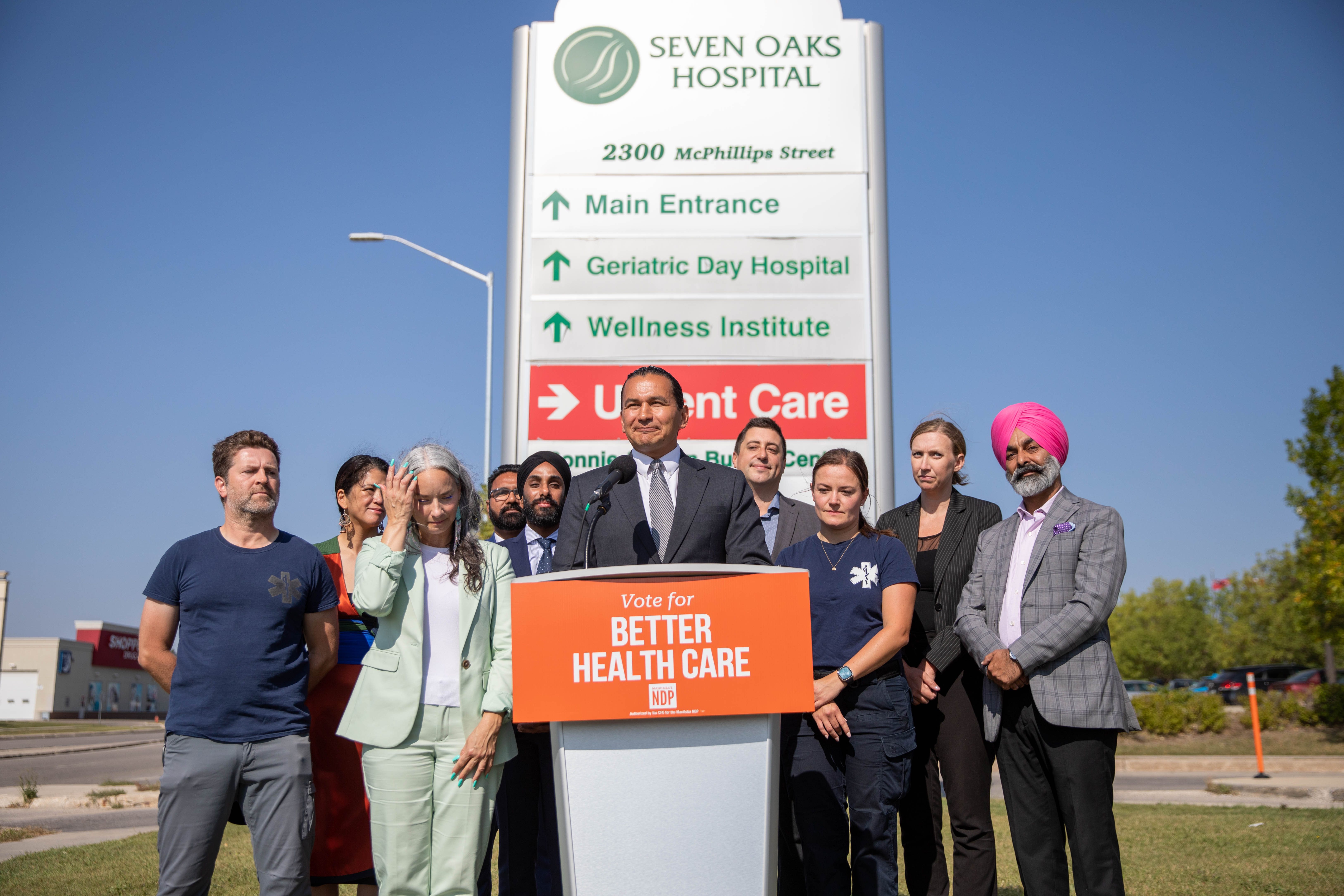 Wab Kinew promet d'engager 200 ambulanciers paramédicaux dans la province. (Photo : Raphaël Boutroy)