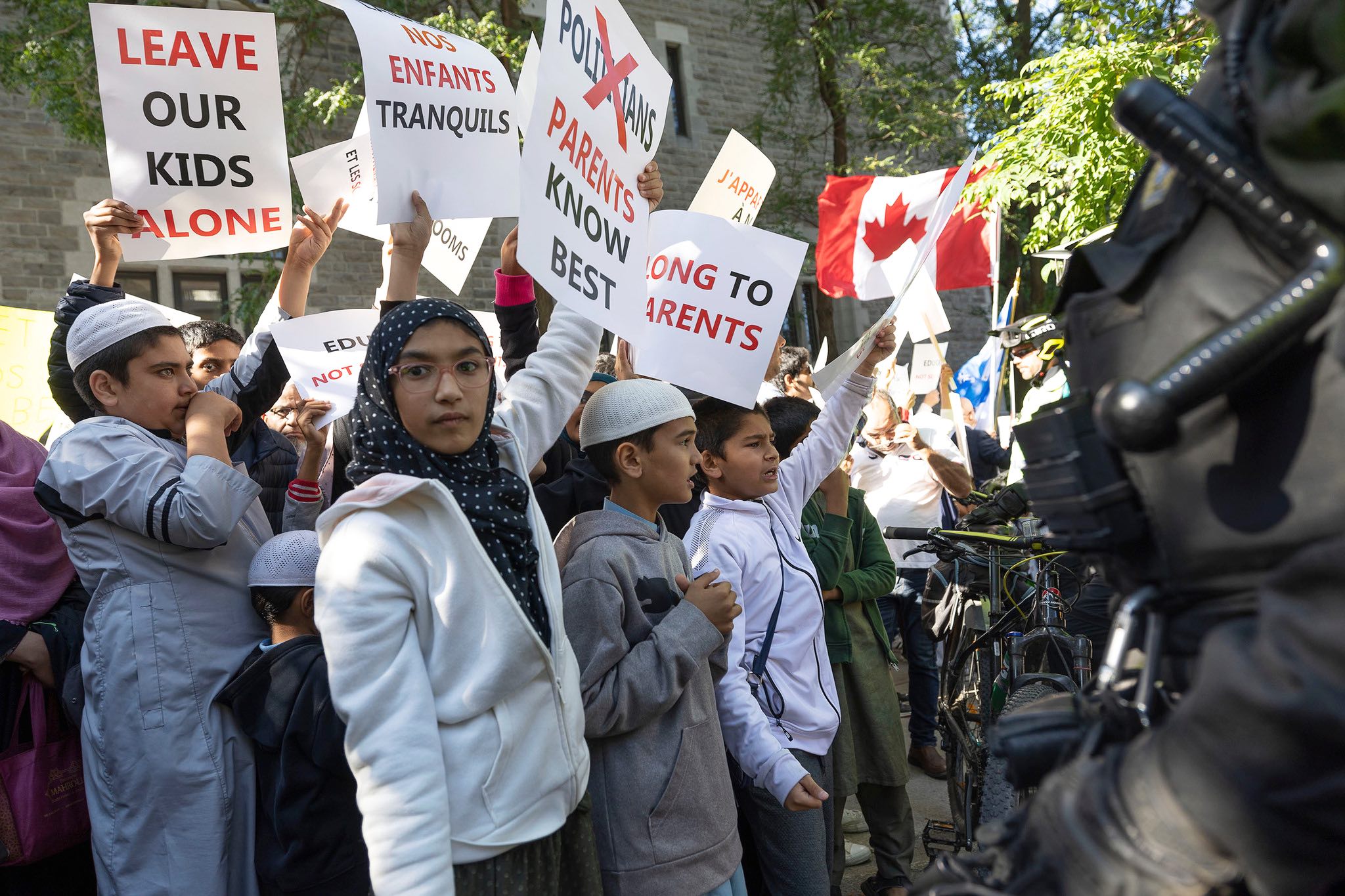 Un groupe de manifestants contre l’enseignement de l’identité de genre dans les écoles du Québec, à Montréal.