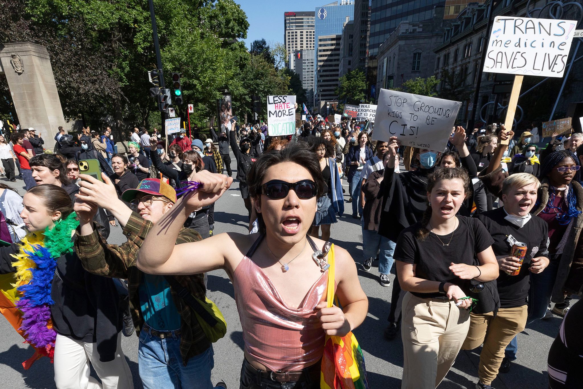 Des contre-manifestants qui soutiennent la communauté LGBTQ+, à Montréal.