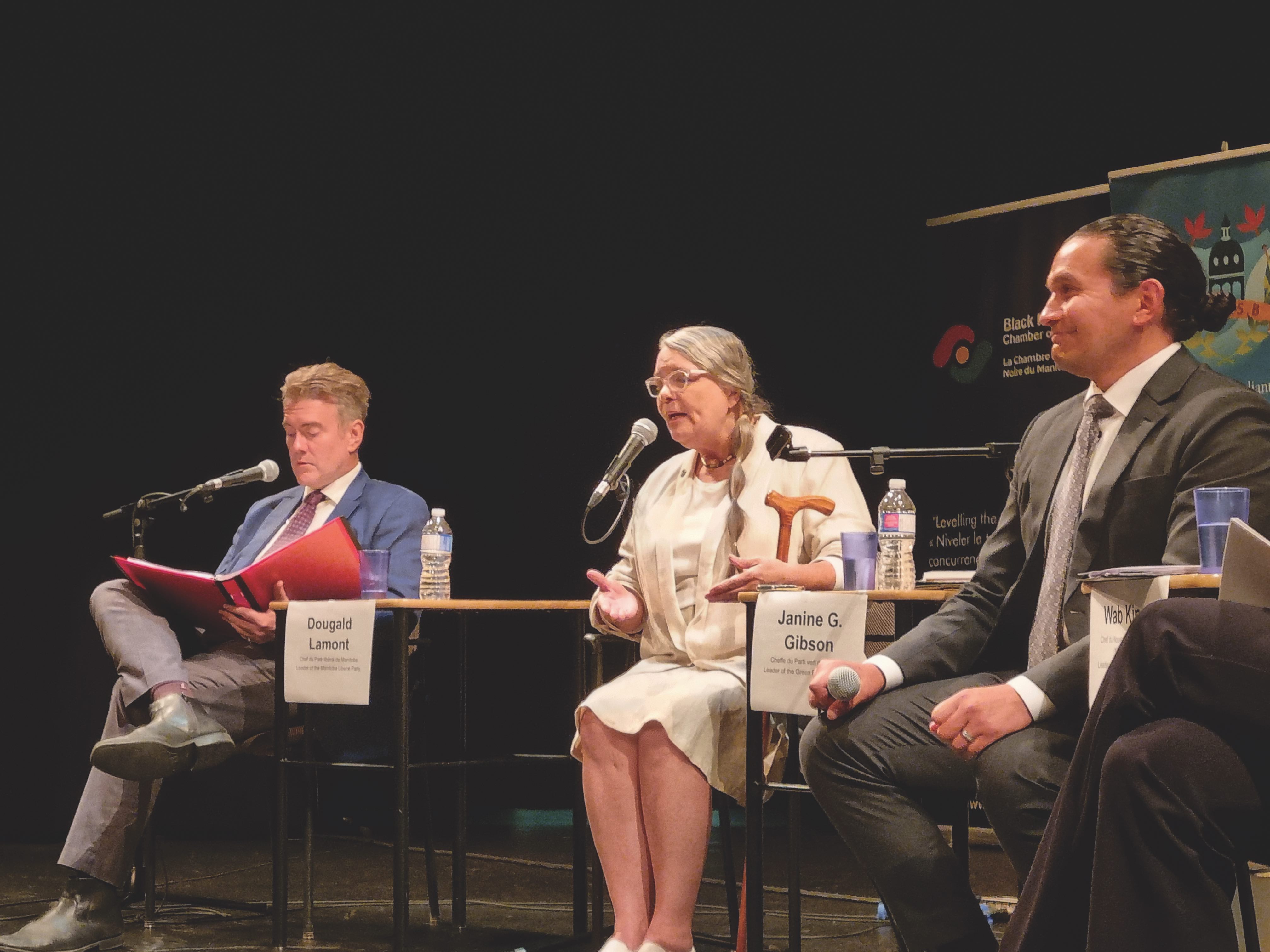 Dougald Lamont, chef du Parti libéral, Janine Gibson, cheffe du Parti vert et Wab Kinew, chef du Nouveau Parti démocratique