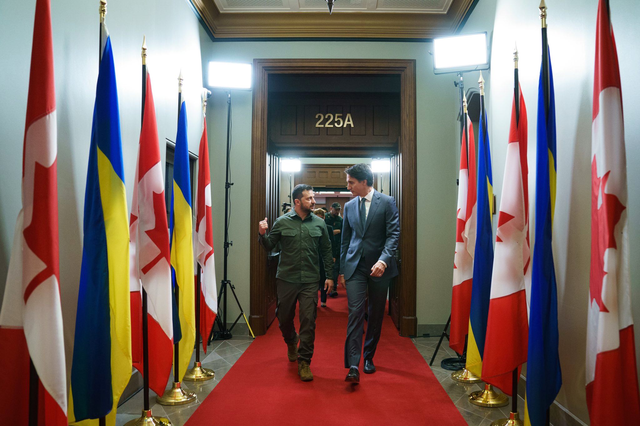 Justin Trudeau a accueilli Volodymyr Zelensky au Parlement du Canada.
