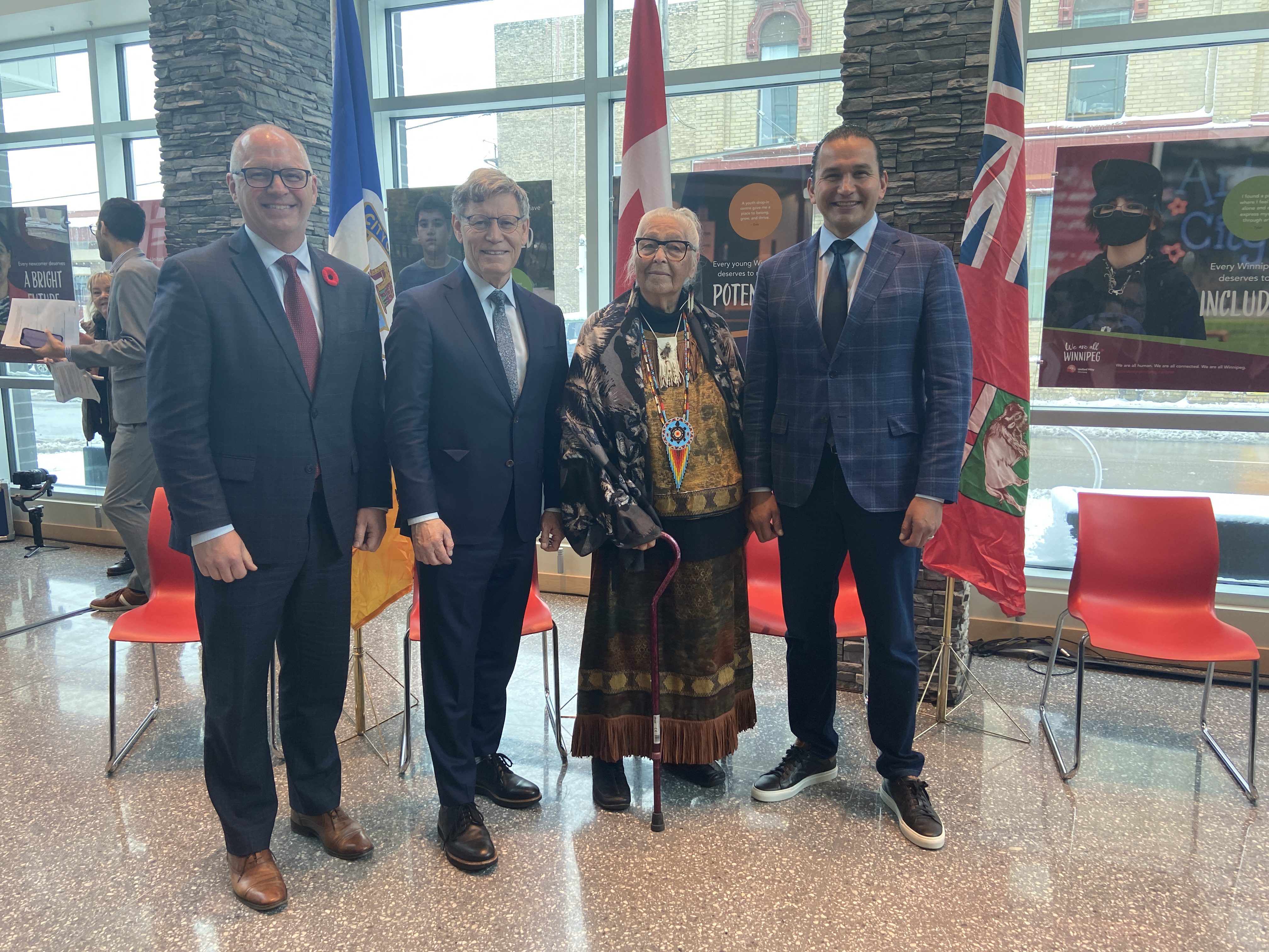 De gauche à droite : Scott Gillingham, maire de Winnipeg; Terry Duguid, secrétaire parlementaire du Premier ministre du Canada et membre du Parlement pour Winnipeg Sud; l'Aînée Mae Louise Campbell et Wab Kinew, premier ministre du Manitoba. (photo : Ophélie Doireau)