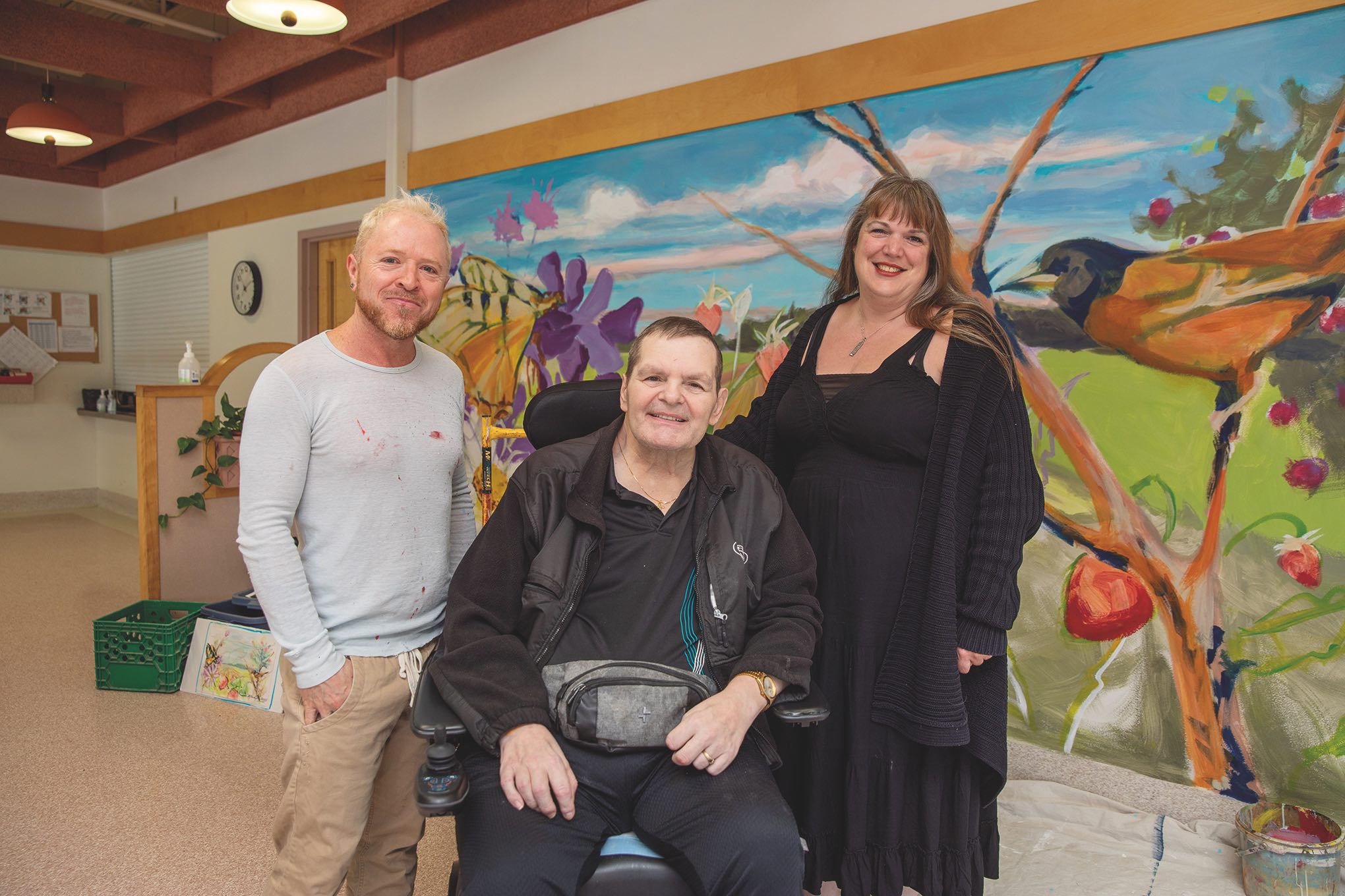 De gauche à droite : Michel Saint-Hilaire, artiste franco-manitobain; Robert Buck, résident du foyer pour aînés Actionmarguerite Saint-Vital; et Annick Boulet, intervenante en soins spirituels.