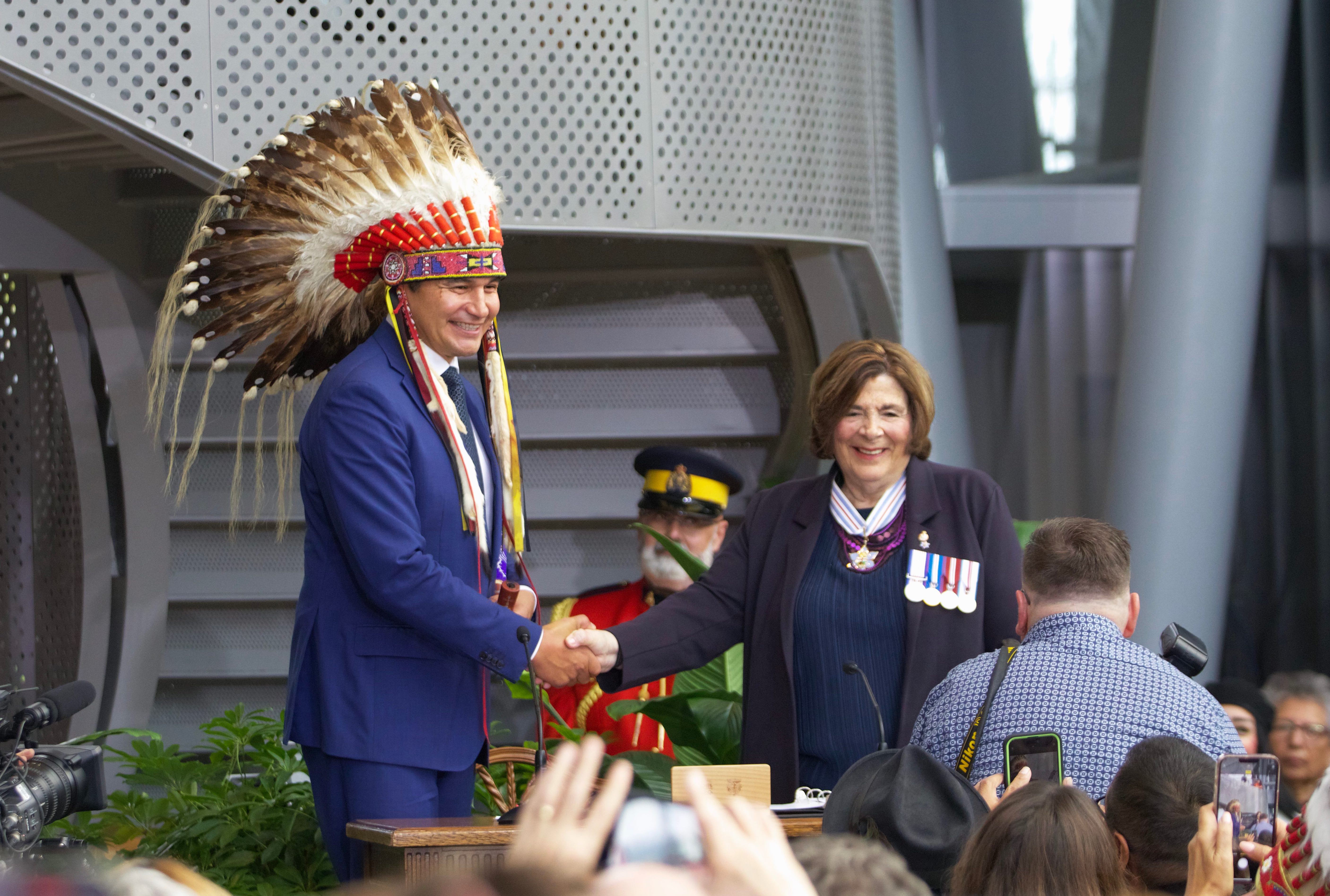 Le 25e Premier ministre du Manitoba, Wab Kinew, avec la lieutenante-gouverneure du Manitoba, Anita Neville.