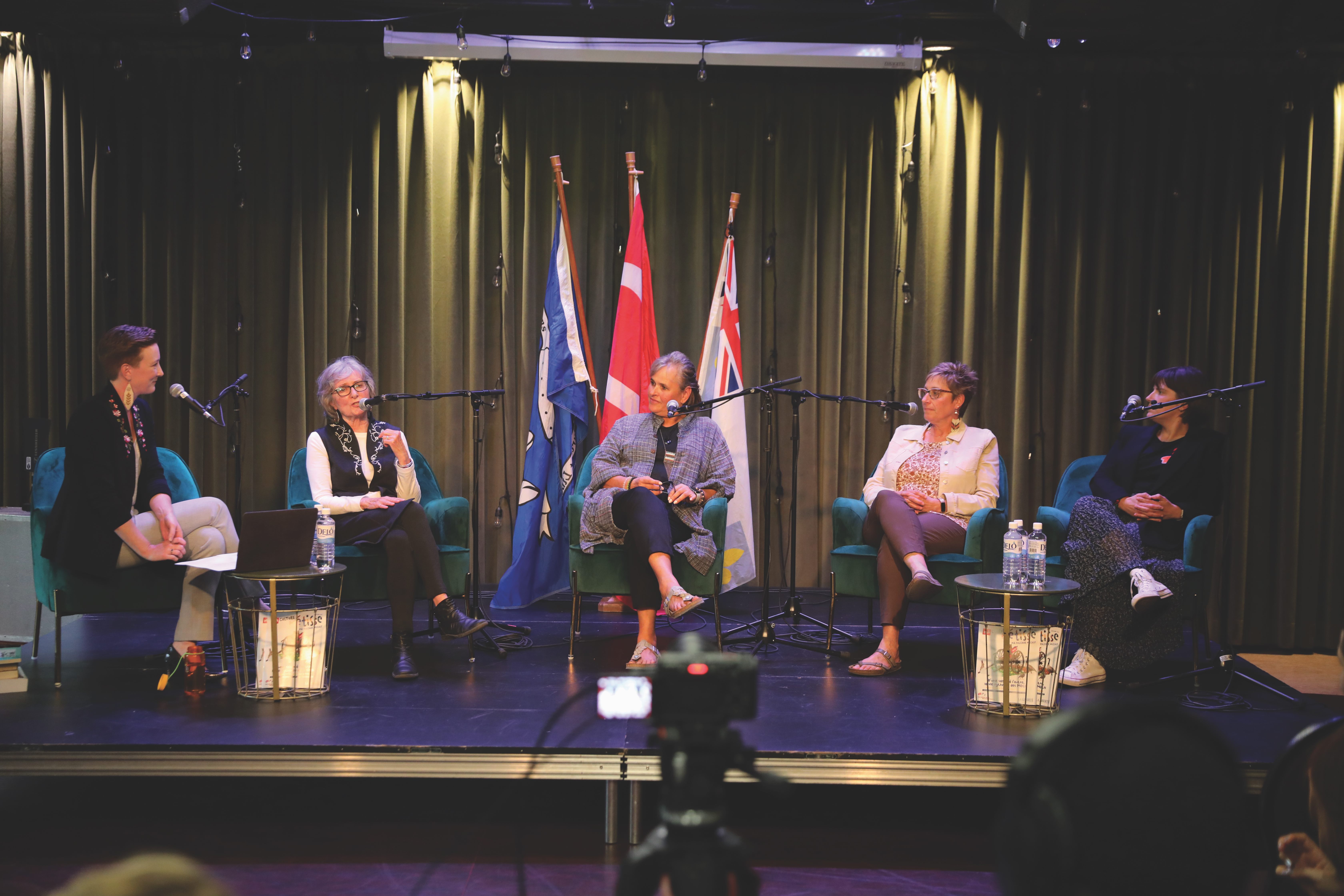 De gauche à droite : Arianne Mulaire, directrice de l’union nationale métisse Saint- Joseph du Manitoba; Huguette Dandeneau; Elaine Beauchemin; Jocelyne Gagnon; et Véronique Reynolds.