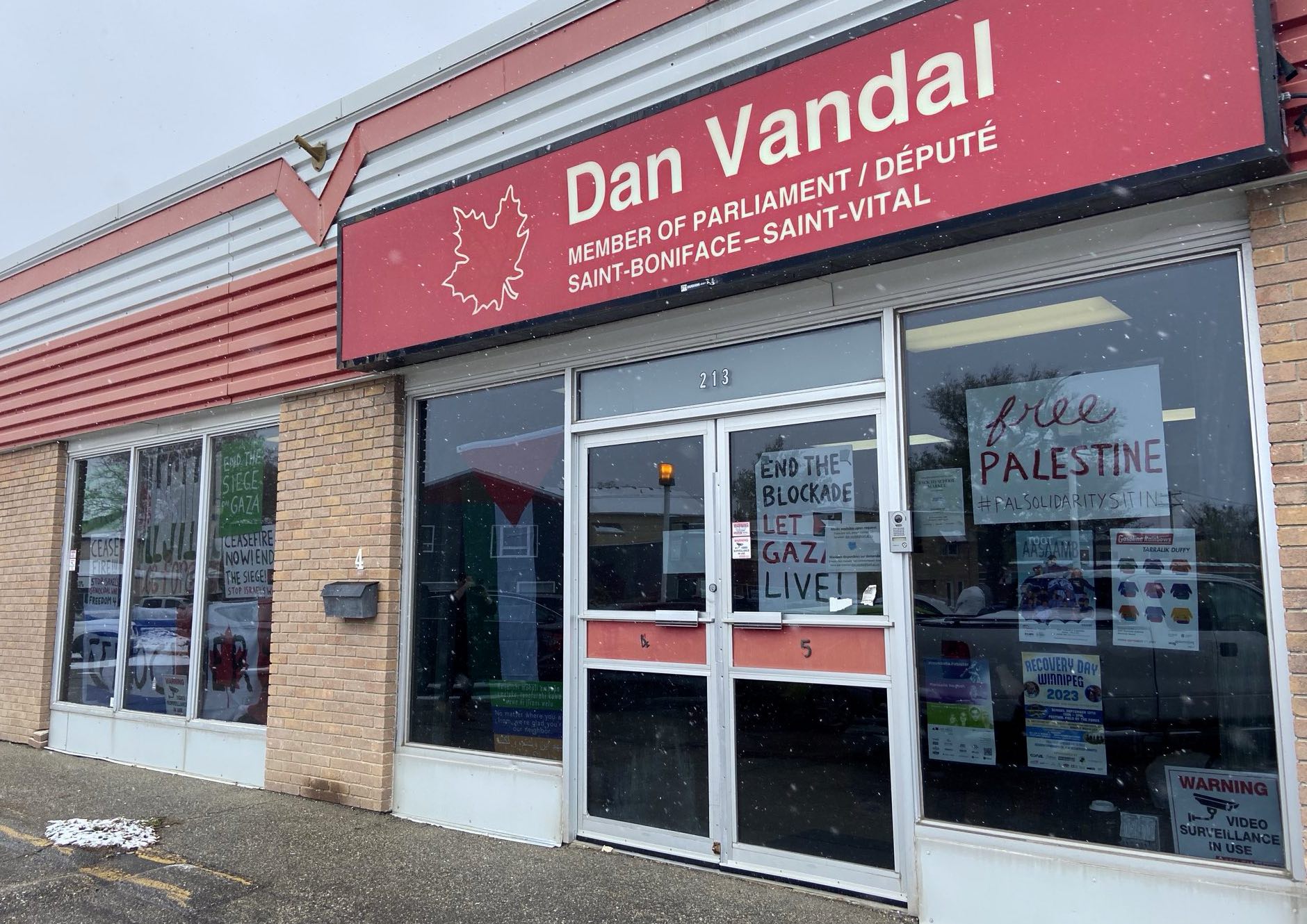 bureau de Dan Vandal