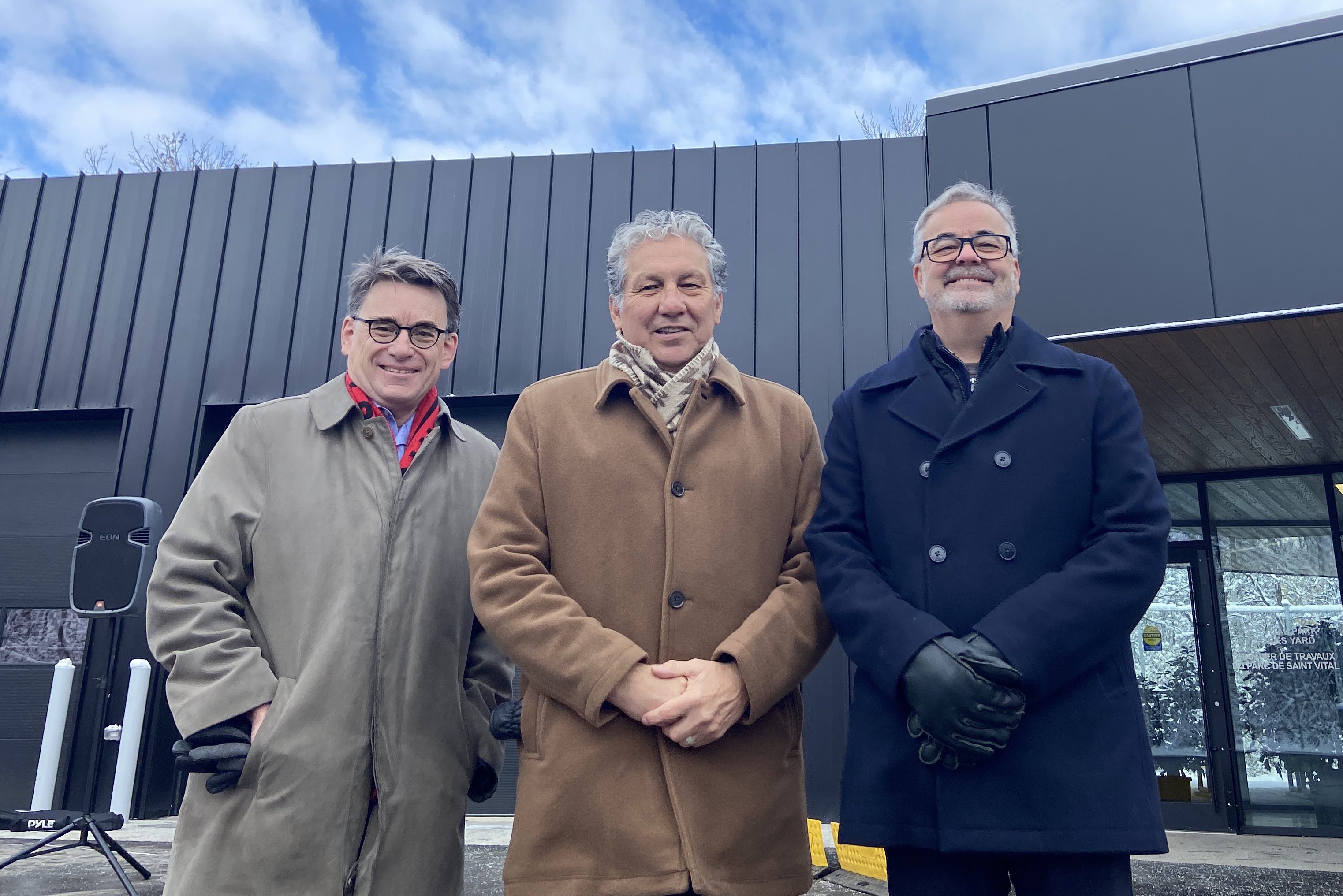 De gauche à droite : Brian Mayes, conseiller municipal pour Saint-Vital; Dan Vandal, député fédéral pour Saint-Boniface/Saint-Vital et Dave Domke, responsable des parcs et des espaces verts pour la Ville de Winnipeg. (photo : Ophélie Doireau)