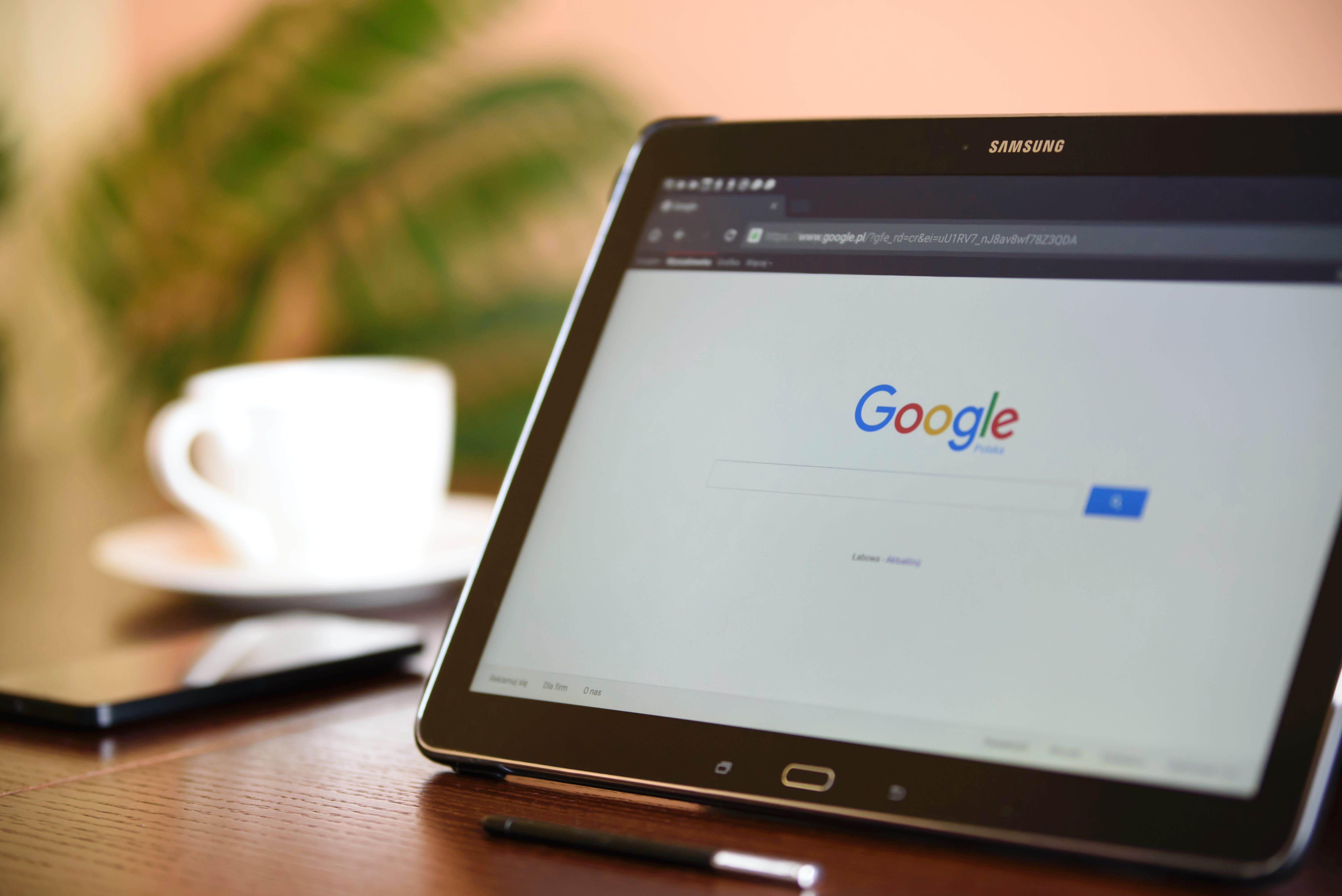 La Loi sur les nouvelles en ligne s’assure notamment que les plateformes en ligne qui rendent le contenu canadien disponible comme Google rémunérèrent équitablement les organes de presse canadiens.