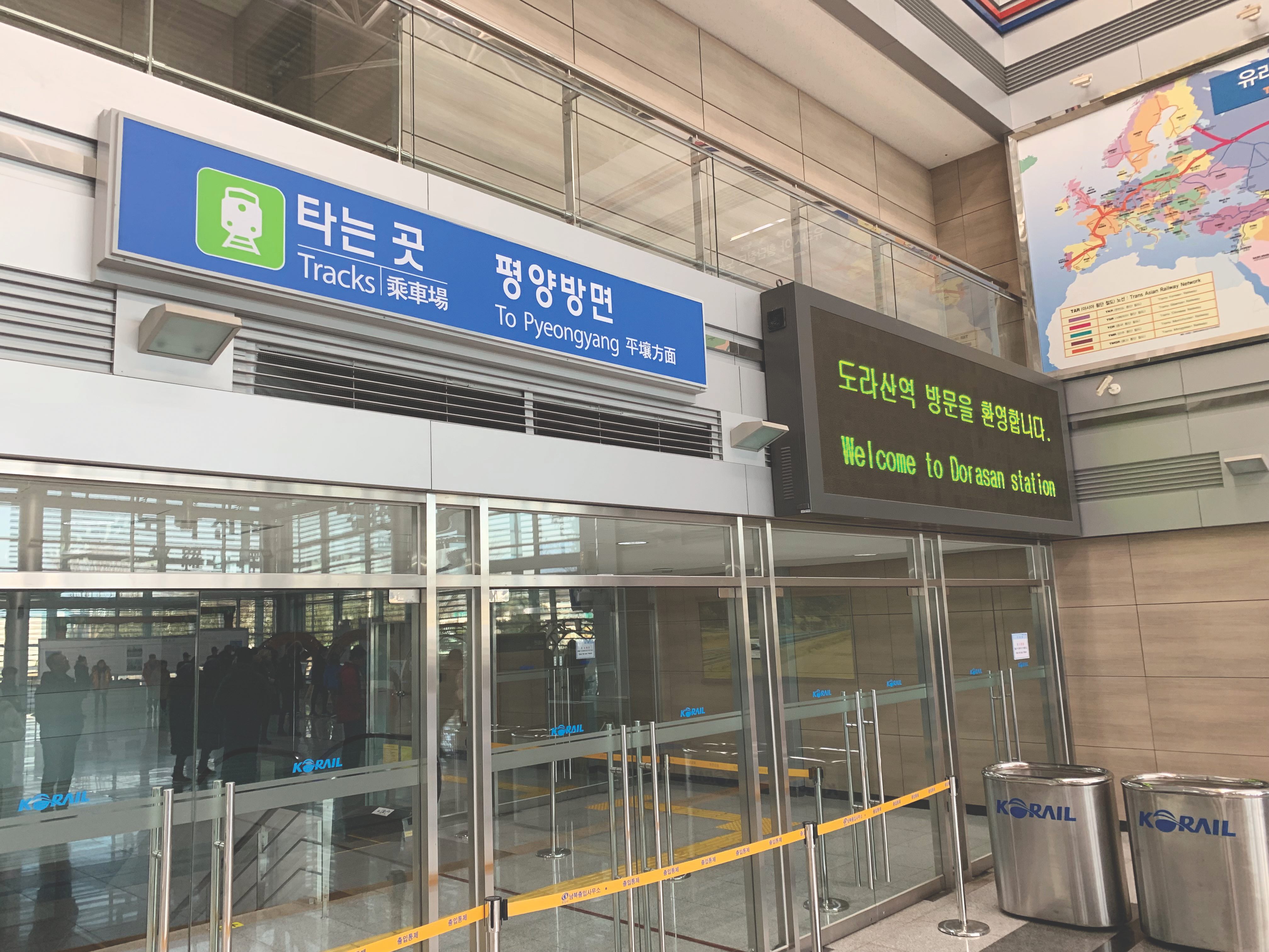 En Corée du Sud, près de la zone de démilitarisation, une gare flambant neuve est prête pour l’envoi de trains vers la
capitale de la Corée du Nord, Pyongyang.