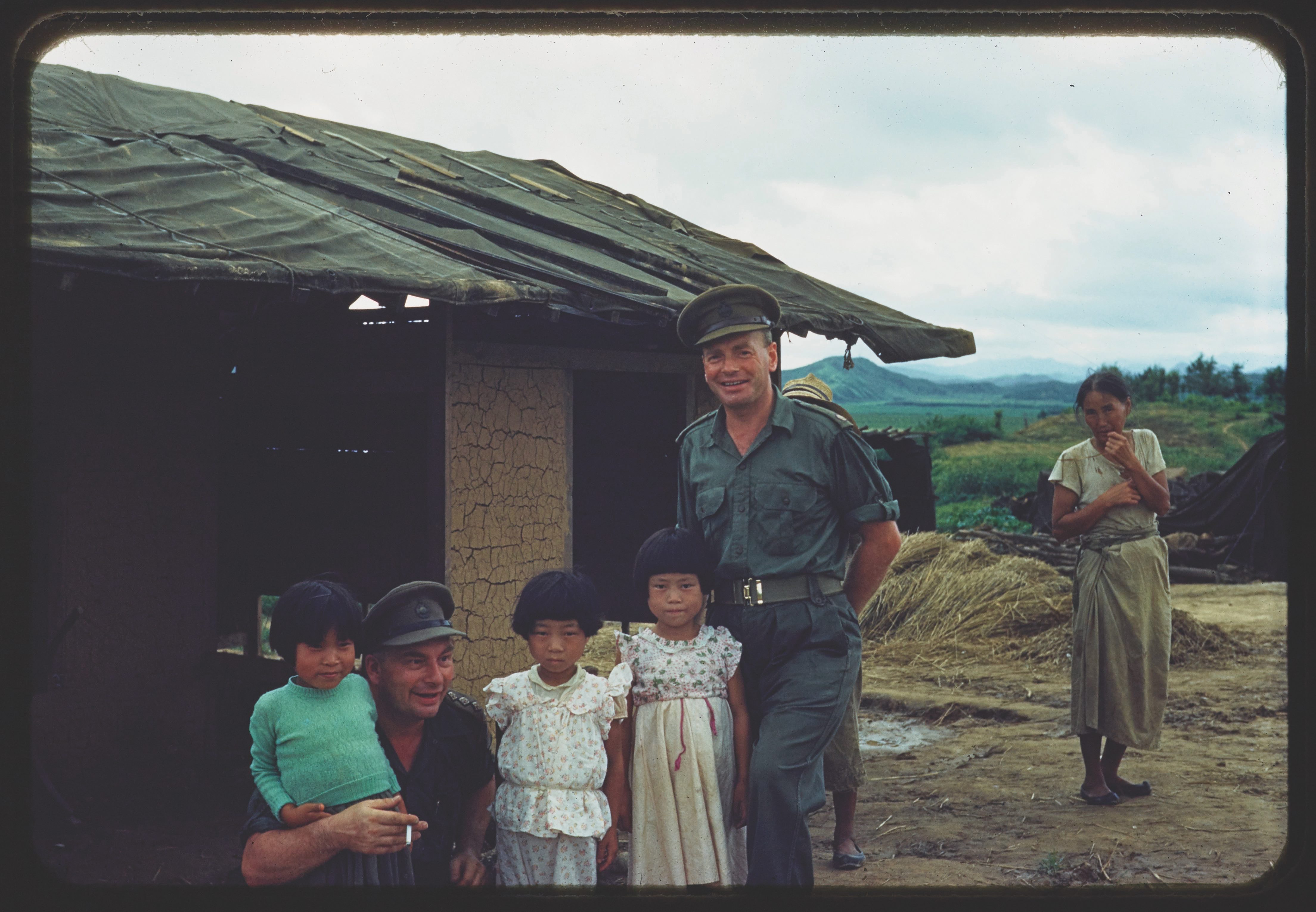 Des soldats canadiens avec de jeunes enfants Coréens.