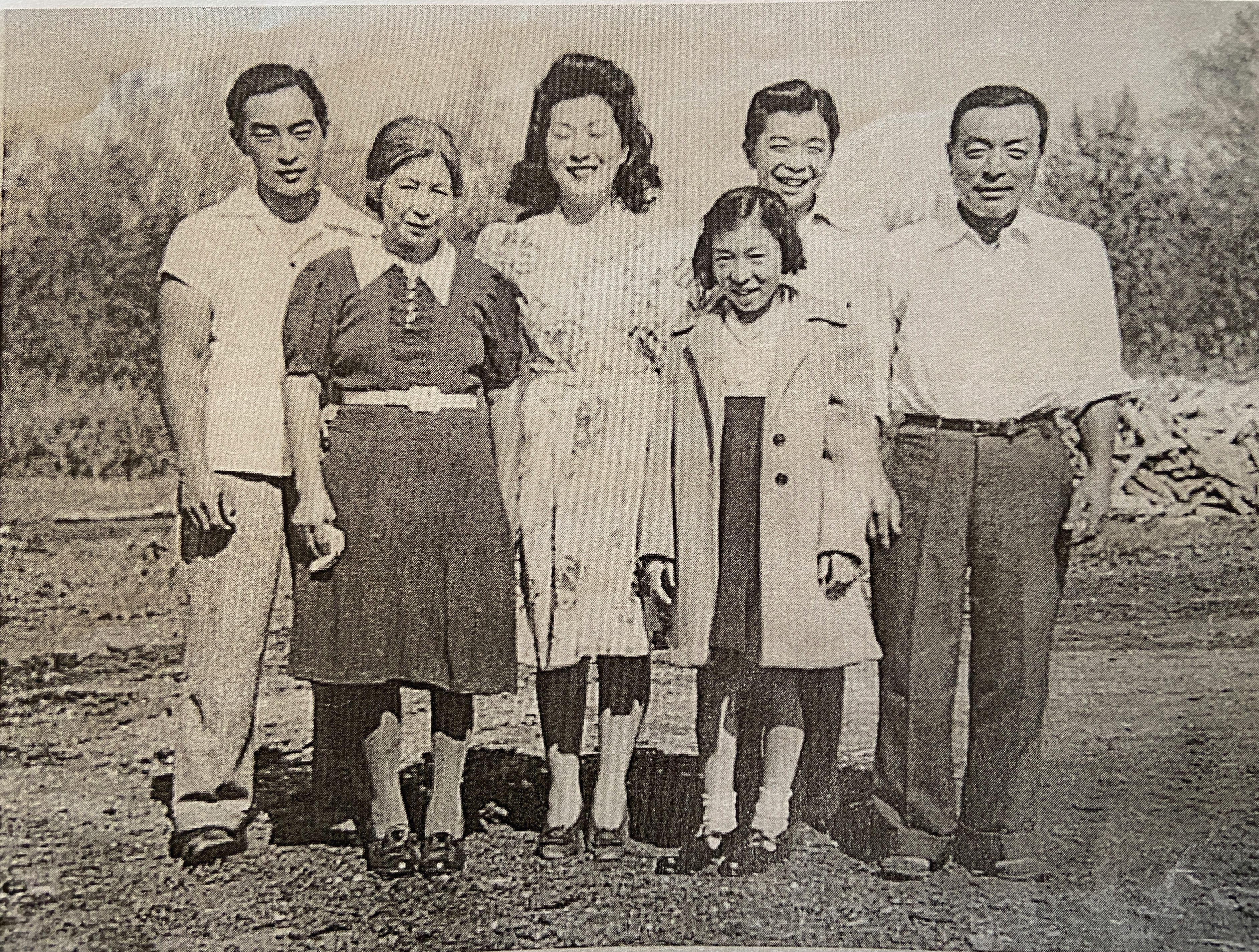 De gauche à droite : Don Takatsu, Tatsu Takatsu, Rosa Takatsu, Alena Takatsu, Henry Takatsu et Shunsuke Takatsu.
