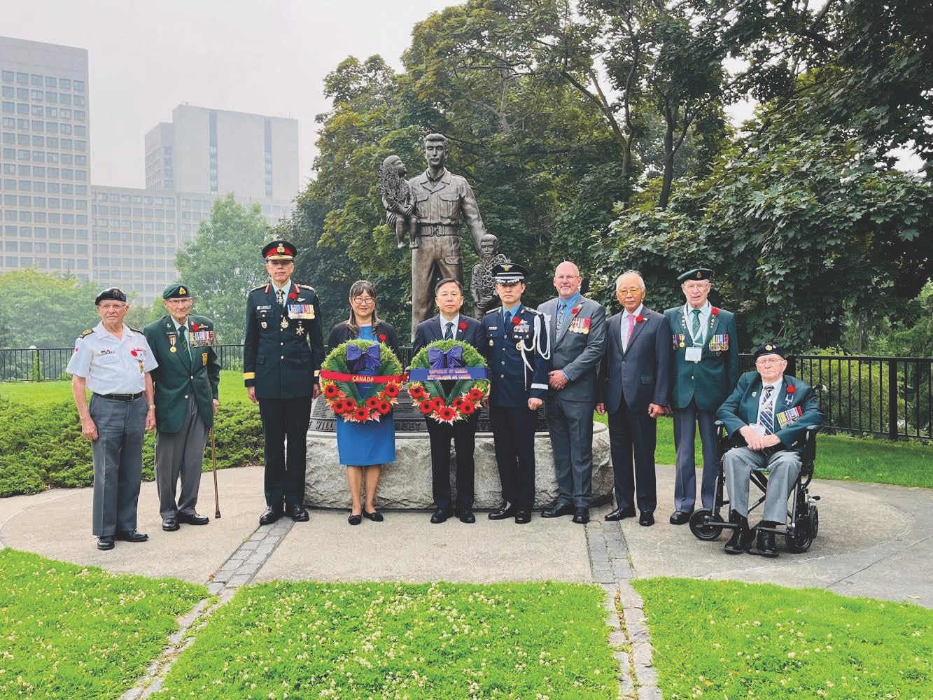La sénatrice Yonah Martin en compagnie de vétérans de la guerre de Corée.