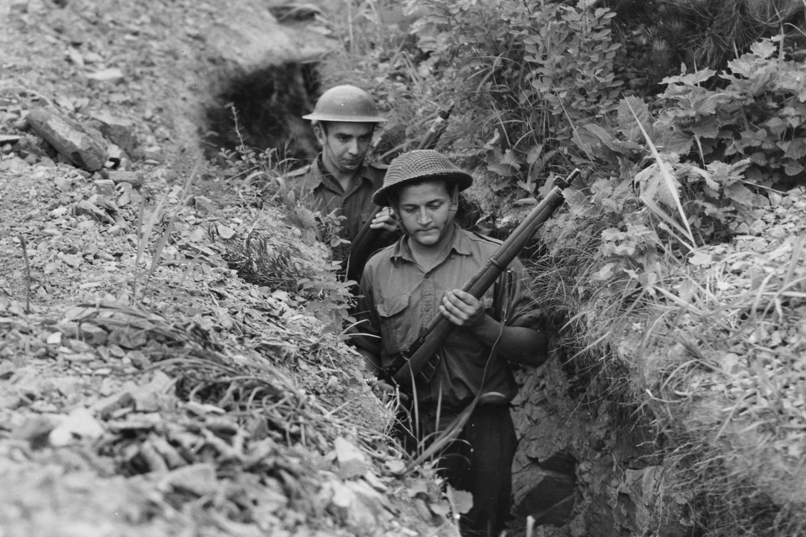 Les soldats Labonté et Dutrisac, du 3e Bataillon du Royal 22e Régiment, cachés dans une tranchée. Les conditions de la guerre de Corée, une guerre de tranchées, étaient comparables à celles de la Première Guerre mondiale.