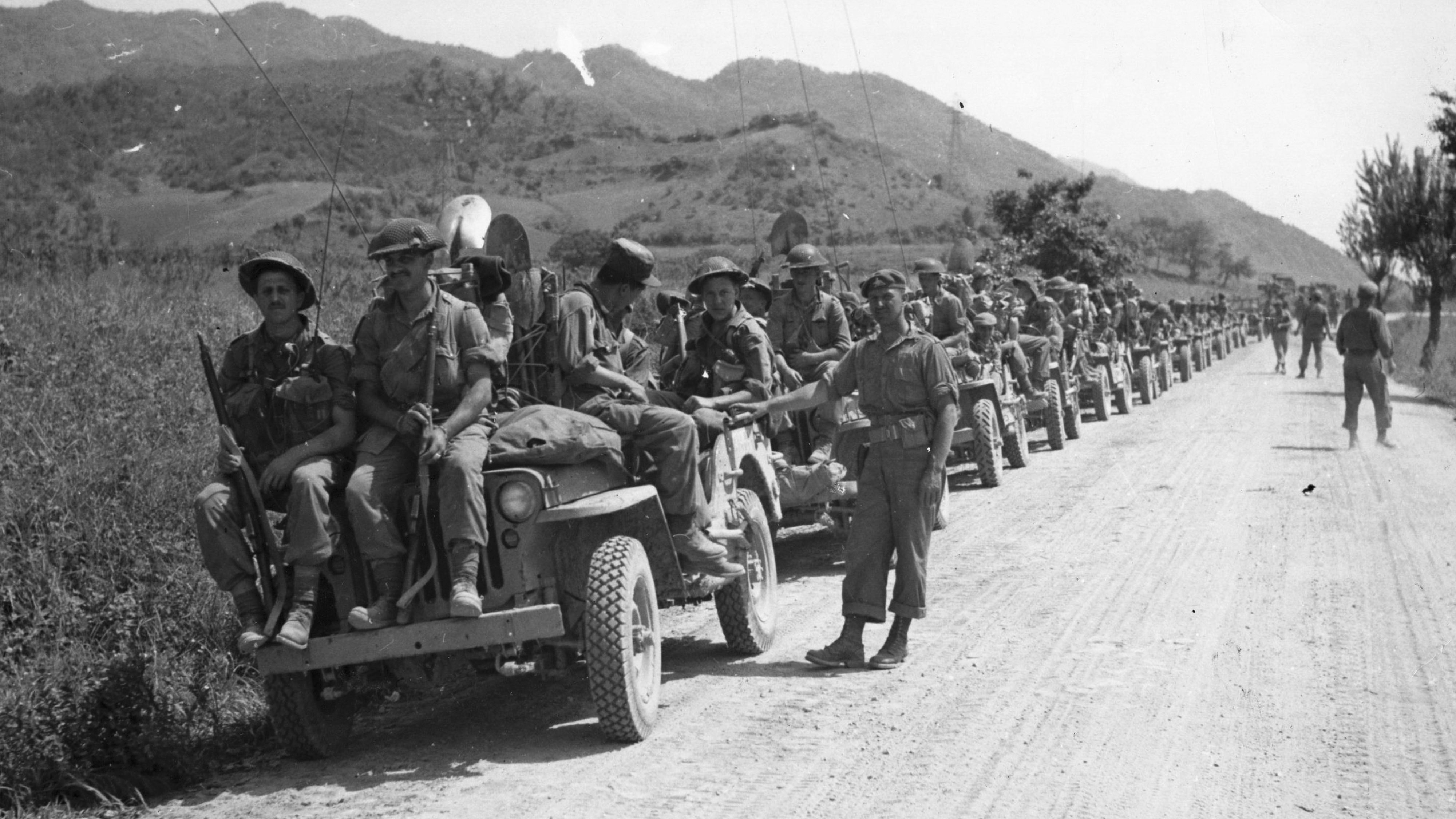 En mai 1951, le 2e Bataillon du Royal 22e Régiment effectue une avance rapide, en jeep