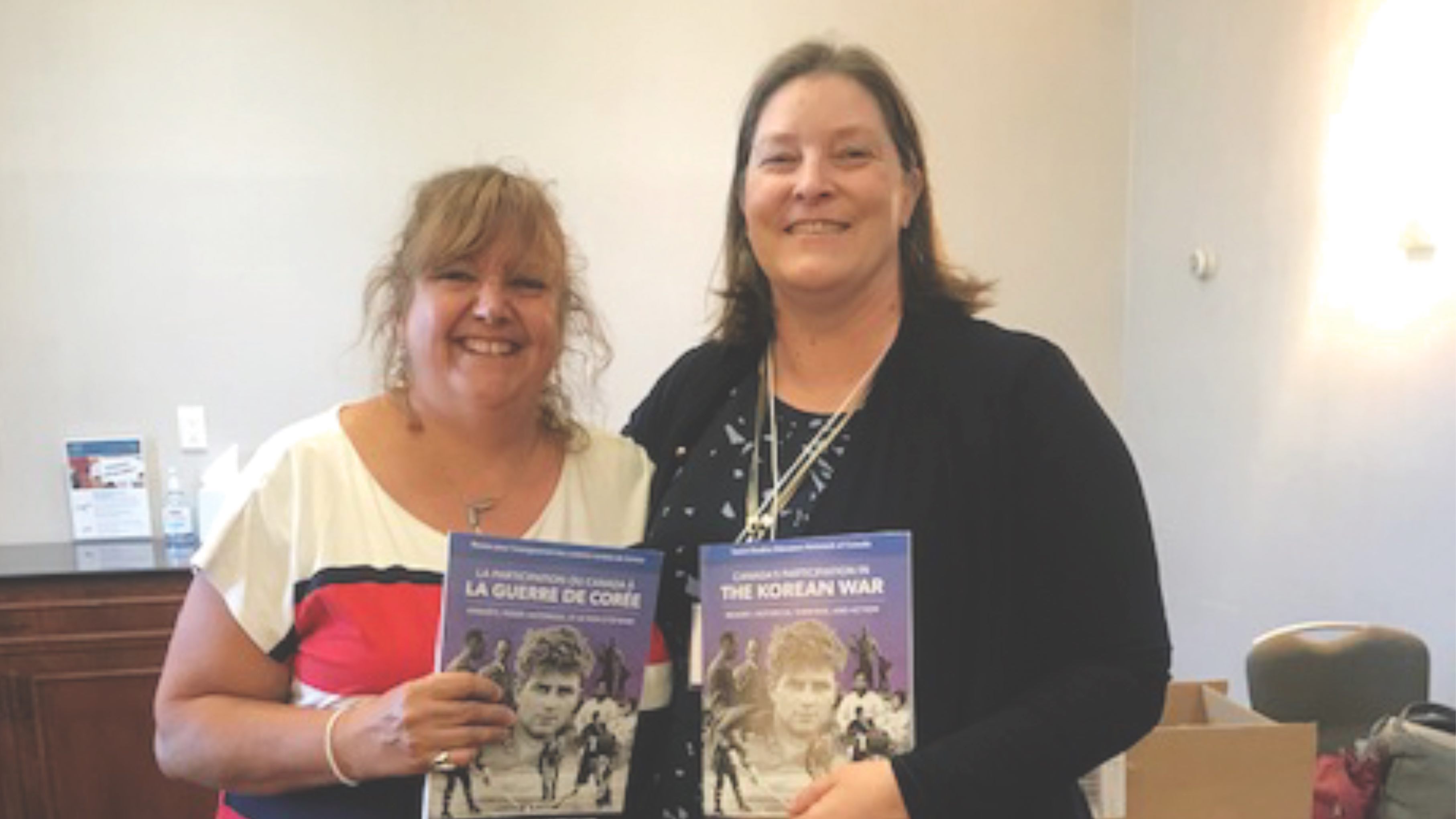 Lise Proulx (à gauche), enseignante et auteure de la ressource, et Rachel Collishaw, présidente du Réseau pour l’enseignement des sciences sociales du Canada