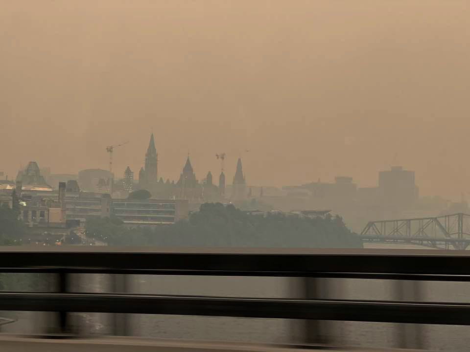 Pour faire face aux changements climatiques, les municipalités canadiennes mettent en place des politiques pour réduire leur empreinte carbone.