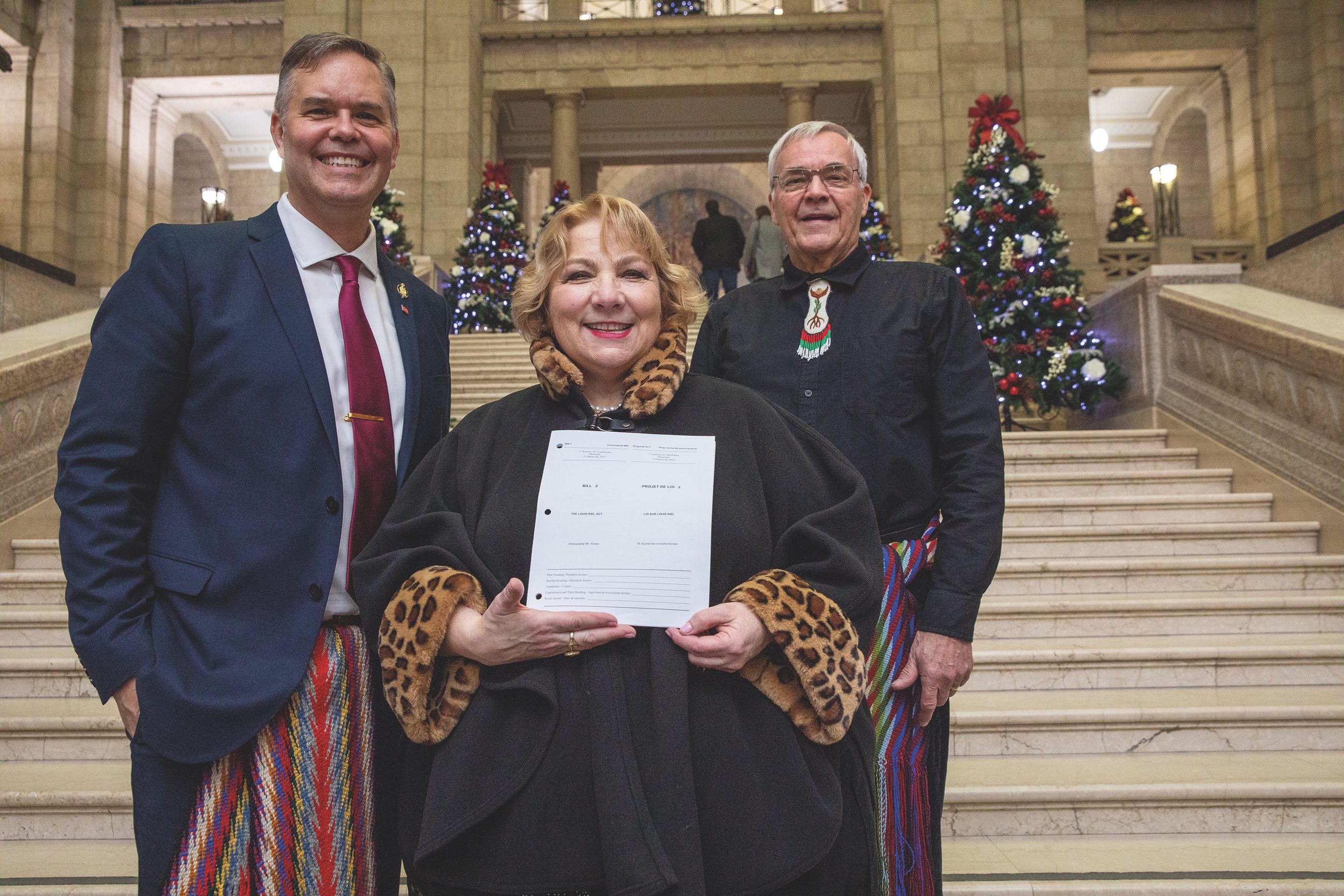 Robert Loiselle, député de Saint-Boniface; Paulette Duguay et David Dandeneau de l’Union nationale métisse Saint-Joseph du Manitoba.