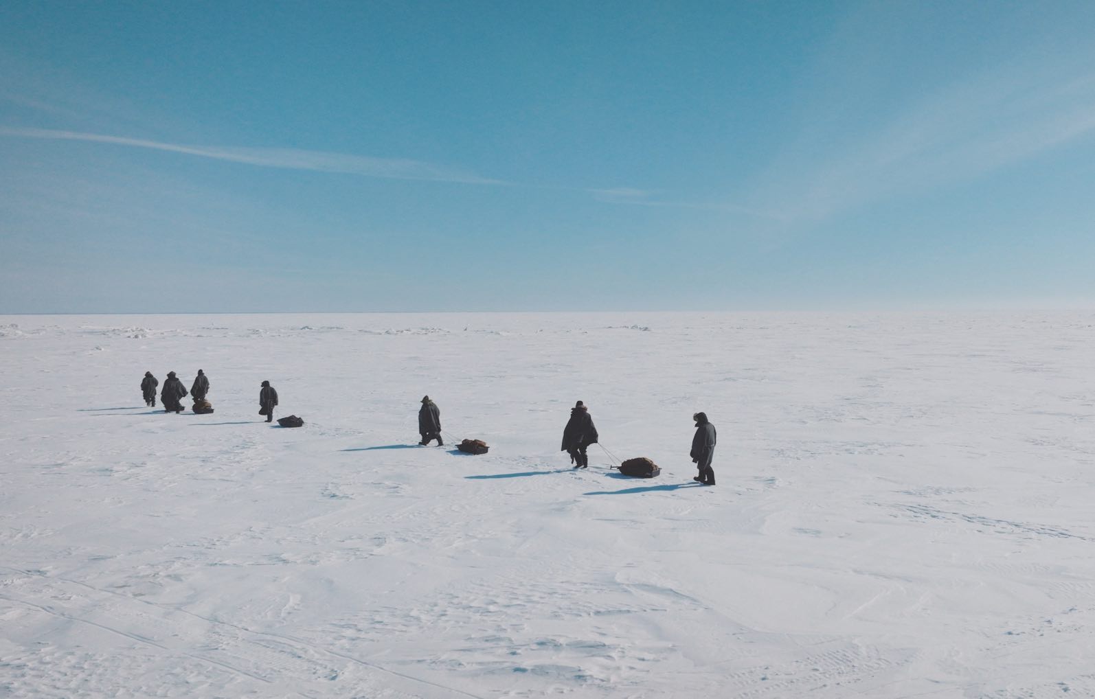 Dans un climat glacial, huit Canadiens et Canadiennes ont dû apprendre à survivre.