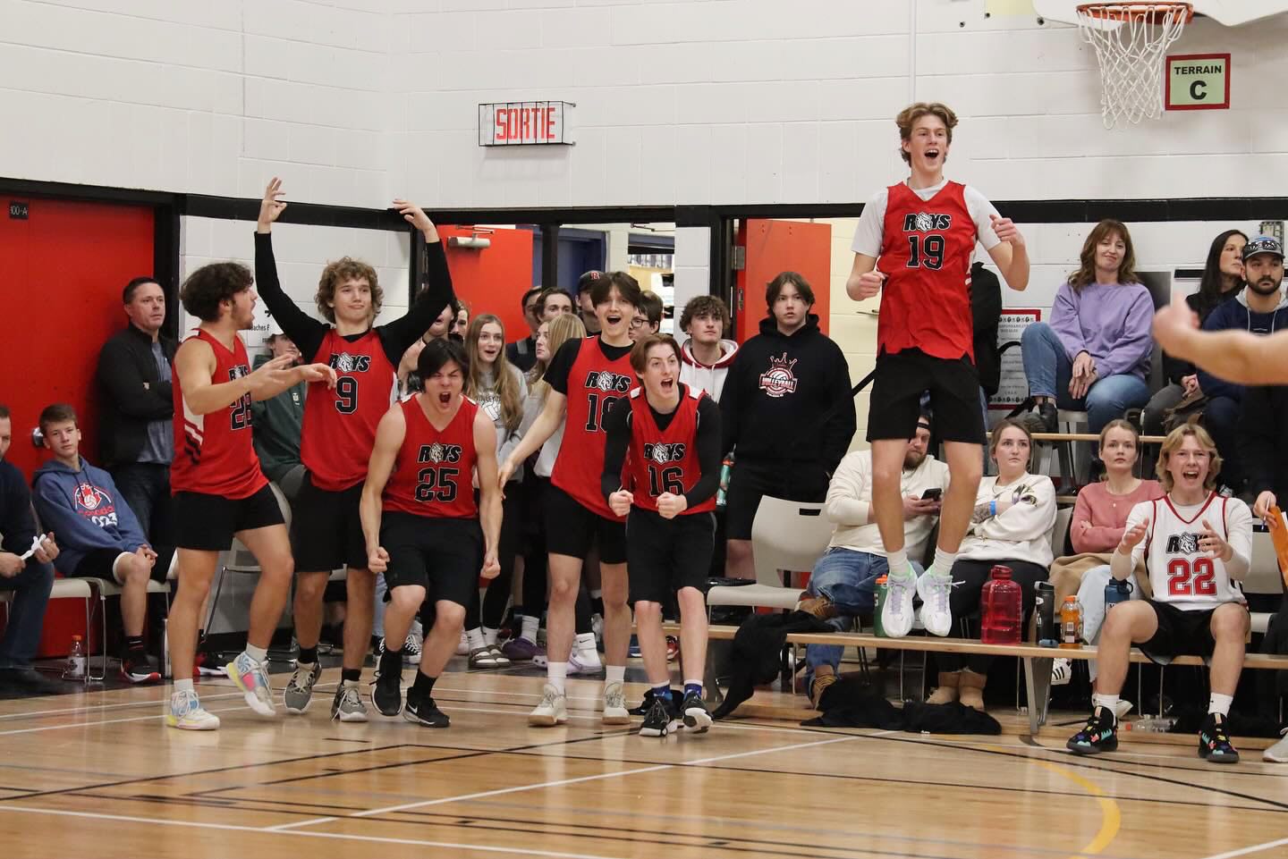 L'École/Collège régional Gabrielle-Roy brille dans les compétitions de volleyball.