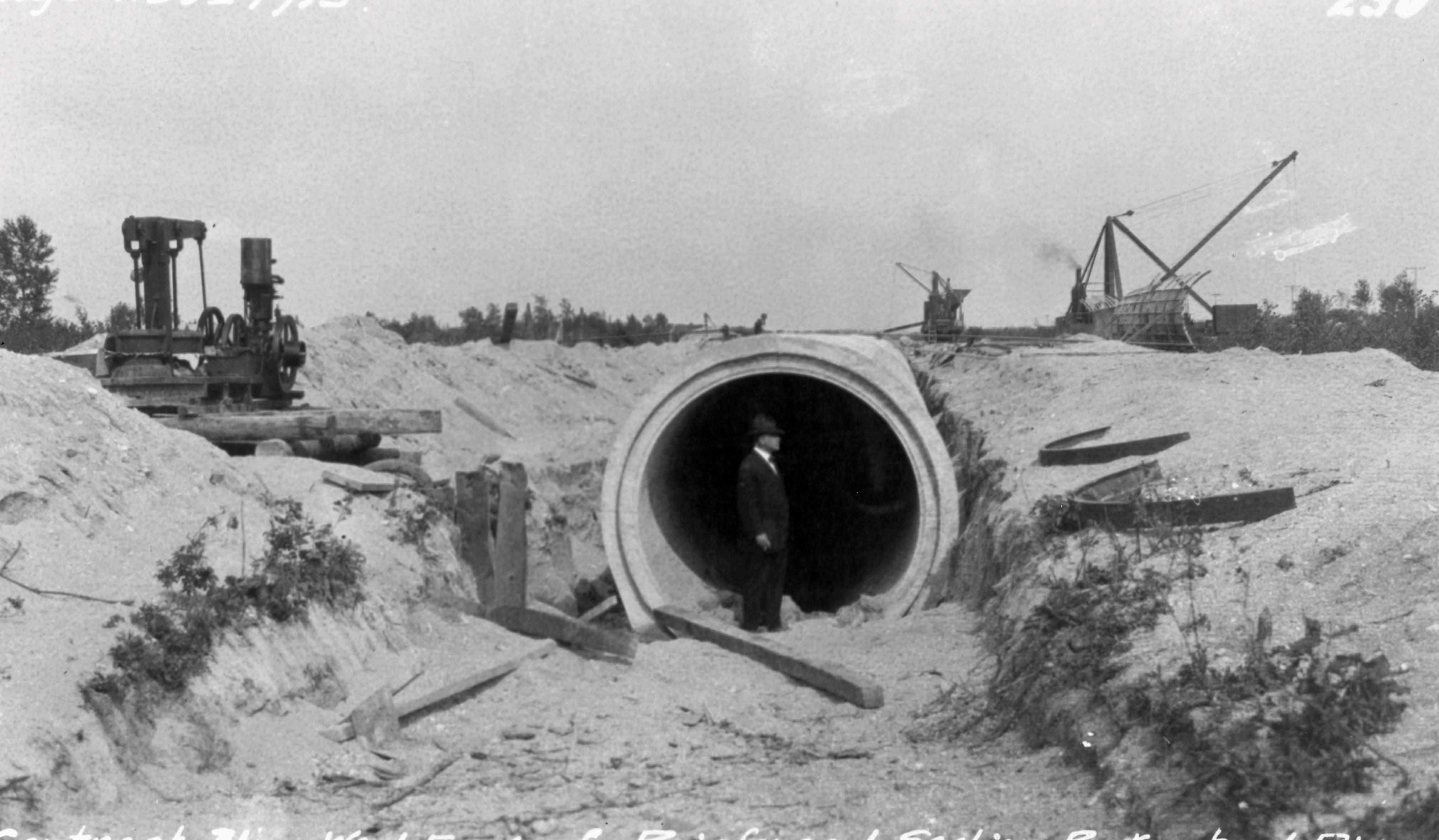 Photographie de l’extrémité ouest d’une section renforcée du siphon de l’aqueduc de Winnipeg à Brokenhead River.