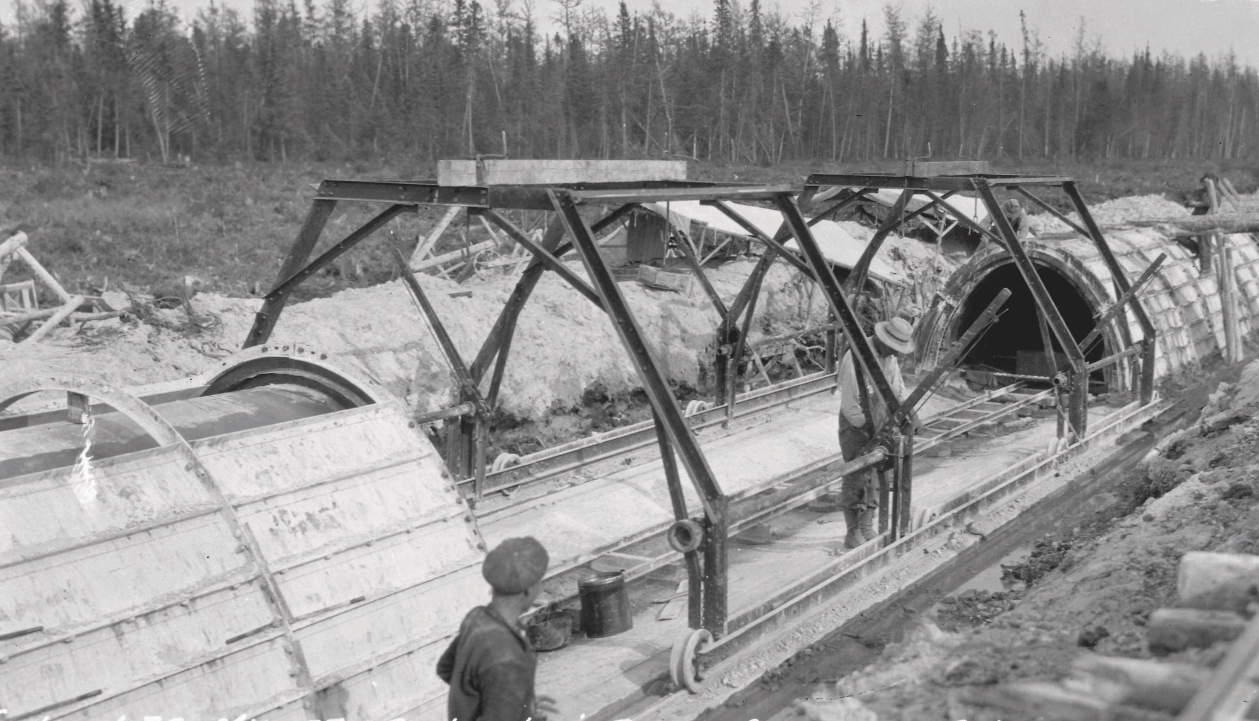 Photographie d’ouvriers utilisant un dispositif pour déplacer les coffrages de l’arche
extérieure de l’aqueduc de Winnipeg près de Spruce Siding, Manitoba.